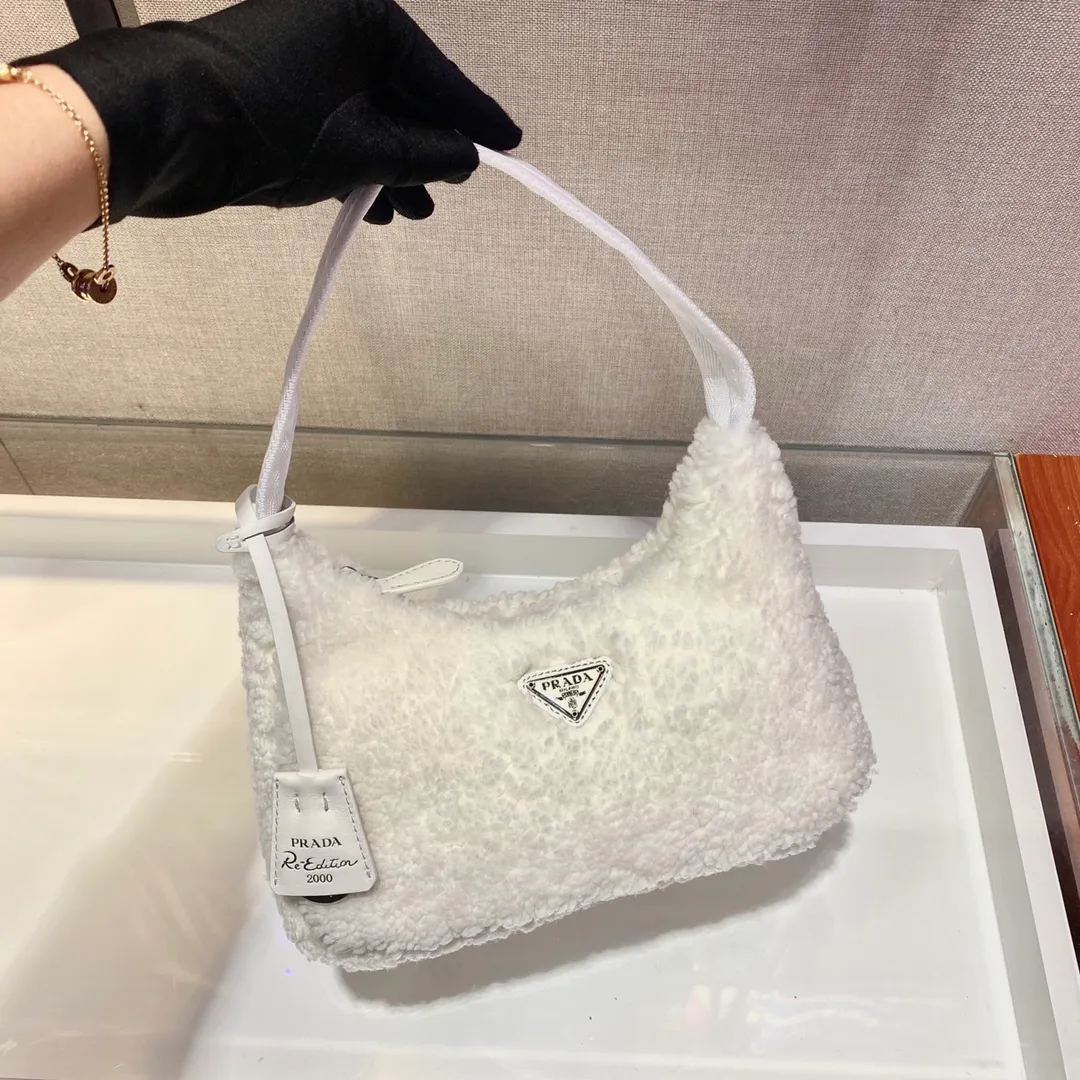 💰860🎉Plush Hobo🎉The design of this Hobo fur bag is another popular style in autumn and winter👏, you can feel its softness through the screen😘I want to hug it so fast The impulse🙊🙊It’s so cute, good-looking and extremely convenient to wear👍It looks great when carried in hand or as an armpit bag😘A must-have in winter, if you like it, hurry up and buy it🎉🎉 Style number: NE515 Length 23x Height 14x Bottom 5cm