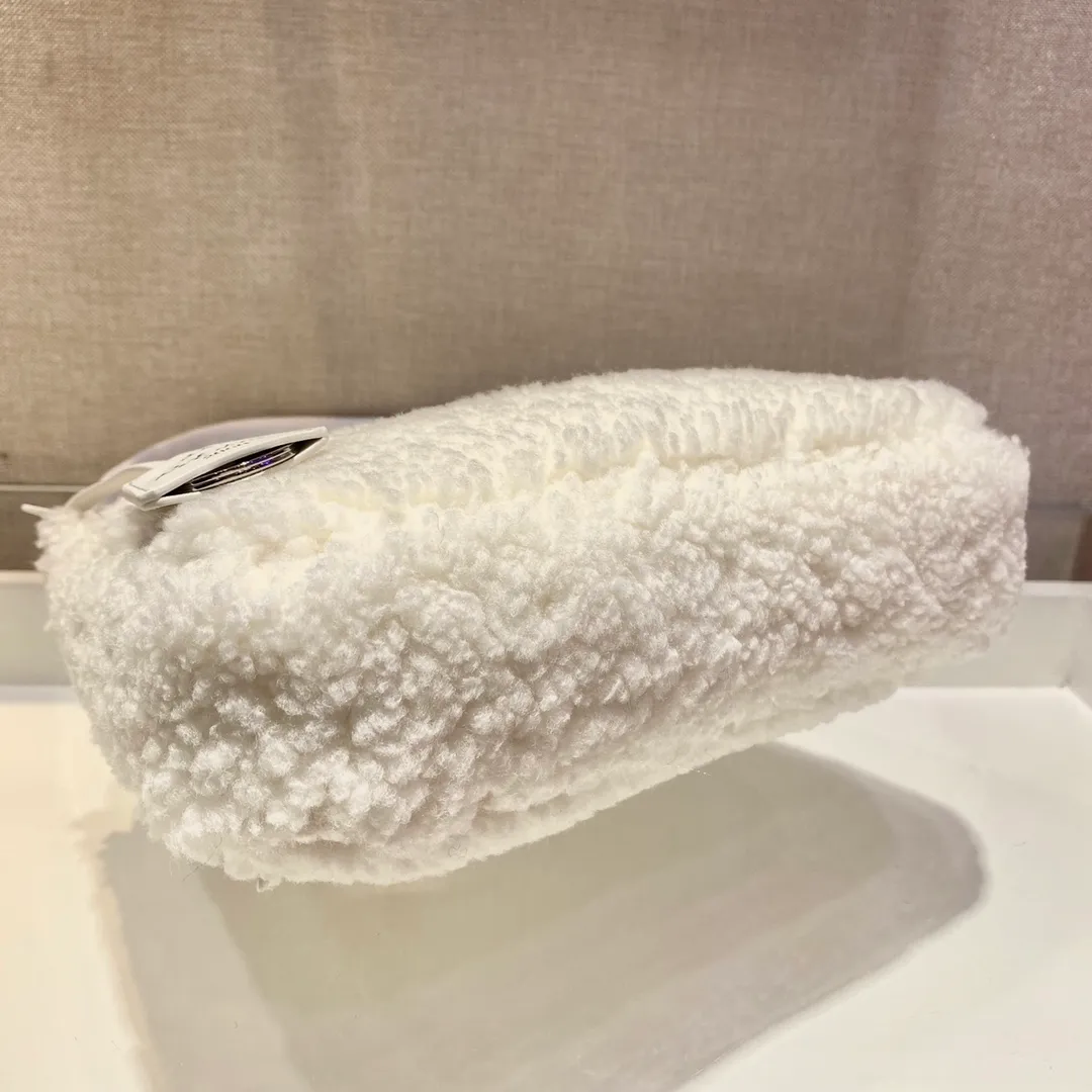 💰860🎉Plush Hobo🎉The design of this Hobo fur bag is another popular style in autumn and winter👏, you can feel its softness through the screen😘I want to hug it so fast The impulse🙊🙊It’s so cute, good-looking and extremely convenient to wear👍It looks great when carried in hand or as an armpit bag😘A must-have in winter, if you like it, hurry up and buy it🎉🎉 Style number: NE515 Length 23x Height 14x Bottom 5cm