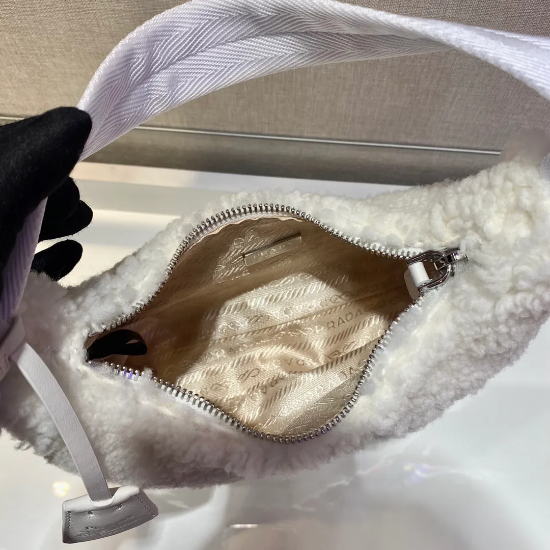💰860🎉Plush Hobo🎉The design of this Hobo fur bag is another popular style in autumn and winter👏, you can feel its softness through the screen😘I want to hug it so fast The impulse🙊🙊It’s so cute, good-looking and extremely convenient to wear👍It looks great when carried in hand or as an armpit bag😘A must-have in winter, if you like it, hurry up and buy it🎉🎉 Style number: NE515 Length 23x Height 14x Bottom 5cm