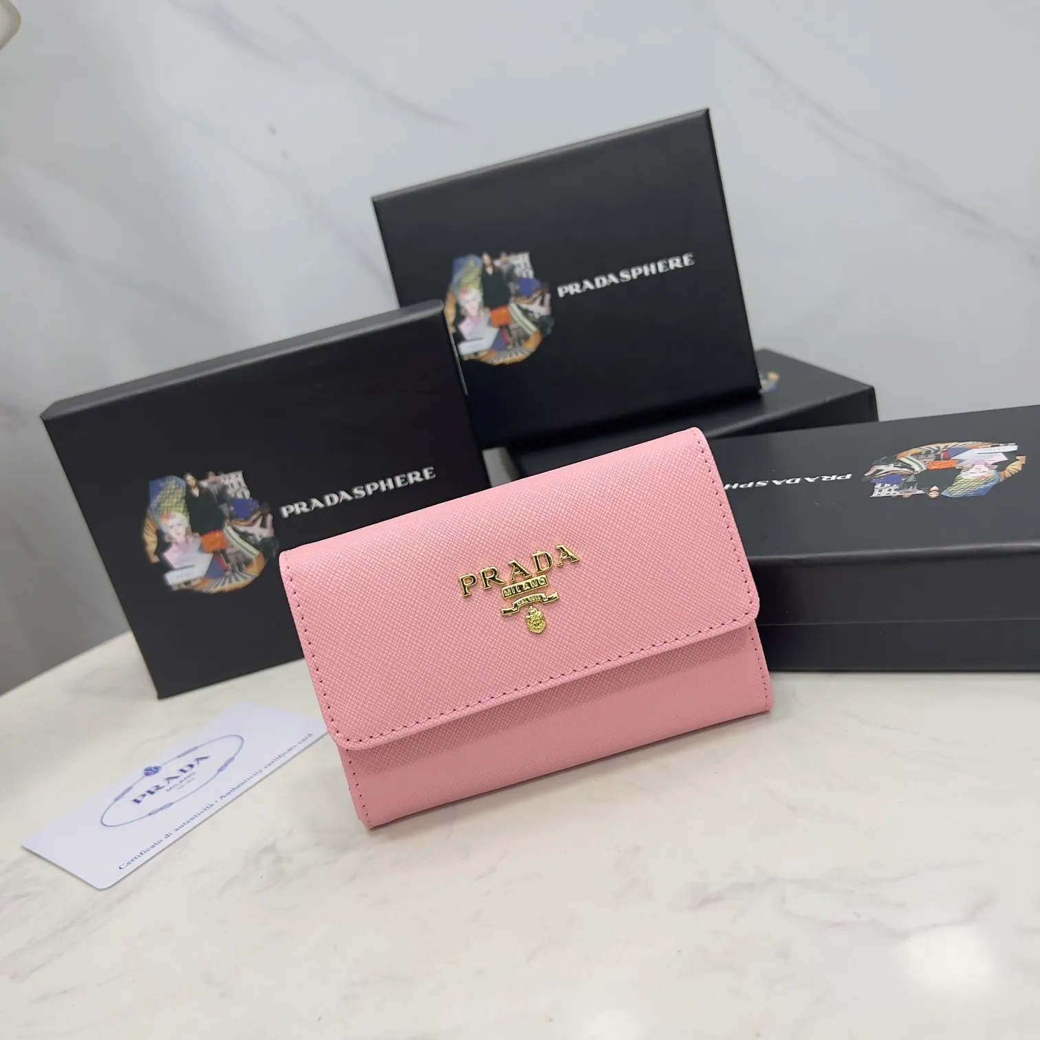 Batch 150 PRADA👏👏Hot-selling coin card holder for men and women💼The latest style at the counter, synchronized with the official website, genuine product development, Italian top-quality original single cross-grain cowhide with excellent texture, threaded lining and imported hardware accessories! Exquisite wiring is even and neat, the oil edges are smooth, No.: ML204, Size: 11cm long and 6.5cm high, Color: red, black, plum red, blue, pink