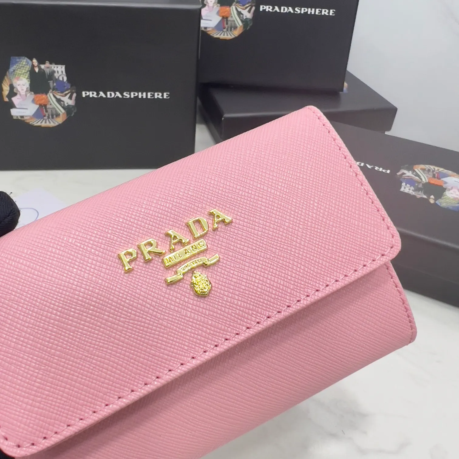 Batch 150 PRADA👏👏Hot-selling coin card holder for men and women💼The latest style at the counter, synchronized with the official website, genuine product development, Italian top-quality original single cross-grain cowhide with excellent texture, threaded lining and imported hardware accessories! Exquisite wiring is even and neat, the oil edges are smooth, No.: ML204, Size: 11cm long and 6.5cm high, Color: red, black, plum red, blue, pink