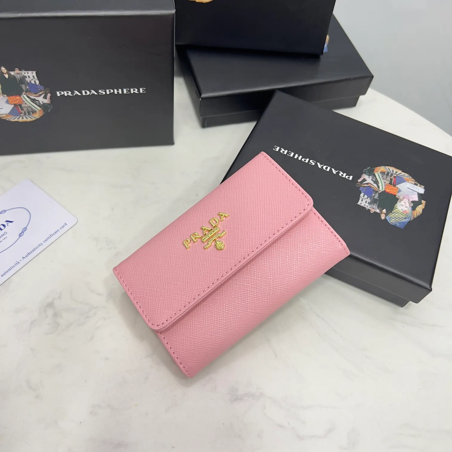 Batch 150 PRADA👏👏Hot-selling coin card holder for men and women💼The latest style at the counter, synchronized with the official website, genuine product development, Italian top-quality original single cross-grain cowhide with excellent texture, threaded lining and imported hardware accessories! Exquisite wiring is even and neat, the oil edges are smooth, No.: ML204, Size: 11cm long and 6.5cm high, Color: red, black, plum red, blue, pink