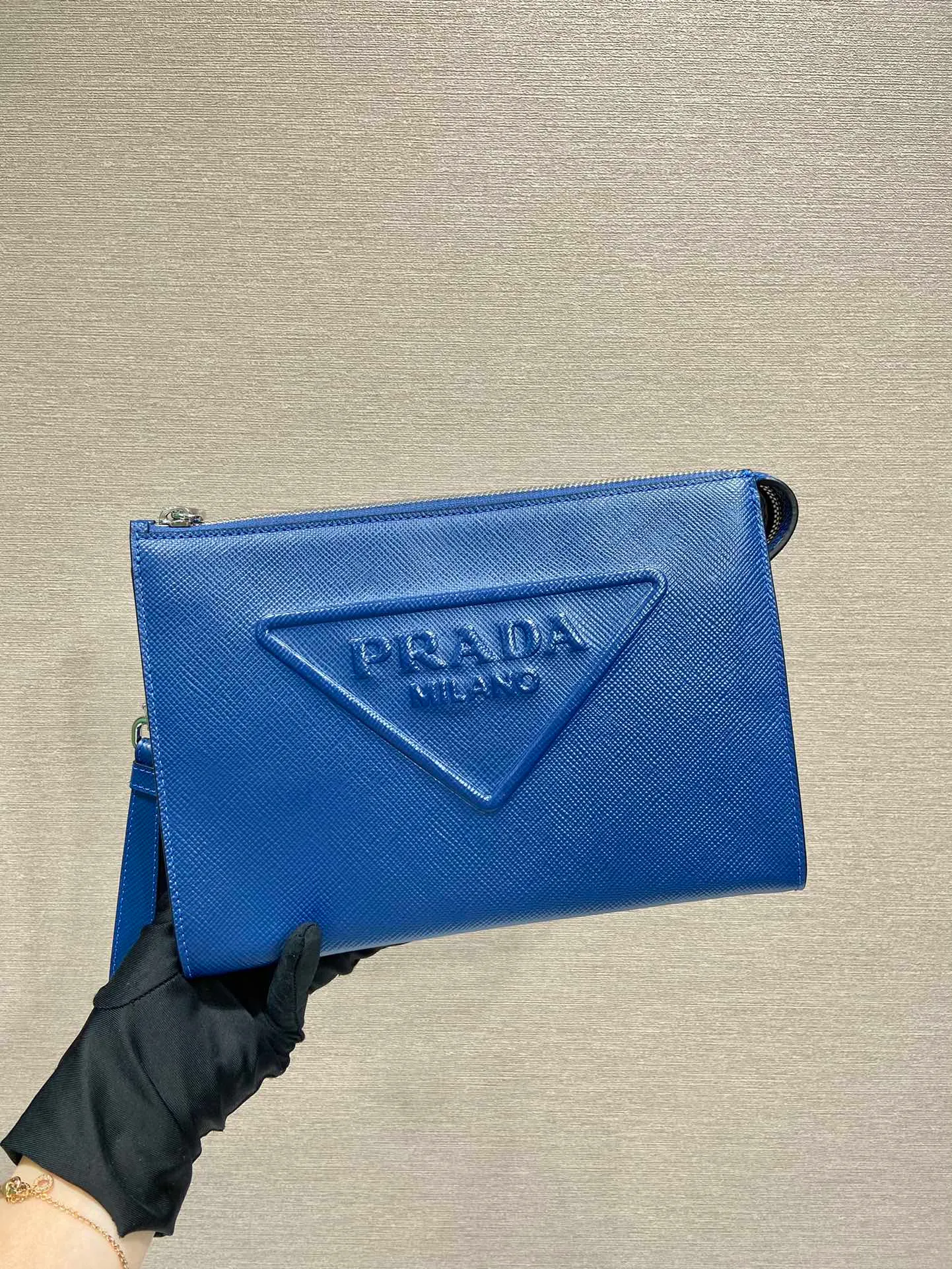 💰1120🎉New clutch 🎉2VF039🎉 This clutch cleverly creates a 3D effect, releasing the charm of mix and match: the simple silhouette is integrated with exquisite materials, and the iconic triangle is transformed into modern embossed details of the same color to embellish the bag body. Simple and elegant, if you like it, hurry up and get it🎉, it is another timeless style that will never go out of style🎉🎉 Length 25x Height 17x Bottom 5cm