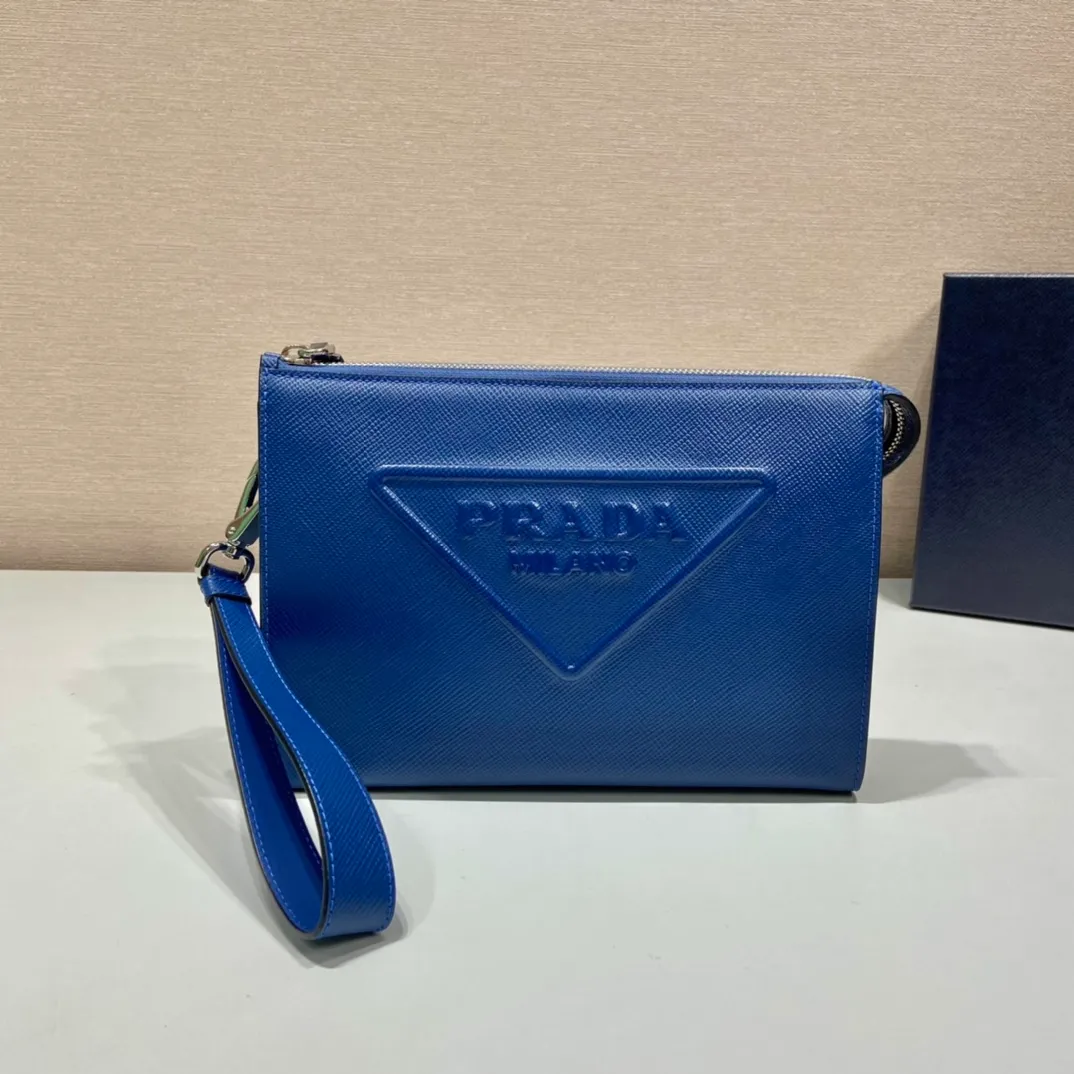 💰1120🎉New clutch 🎉2VF039🎉 This clutch cleverly creates a 3D effect, releasing the charm of mix and match: the simple silhouette is integrated with exquisite materials, and the iconic triangle is transformed into modern embossed details of the same color to embellish the bag body. Simple and elegant, if you like it, hurry up and get it🎉, it is another timeless style that will never go out of style🎉🎉 Length 25x Height 17x Bottom 5cm
