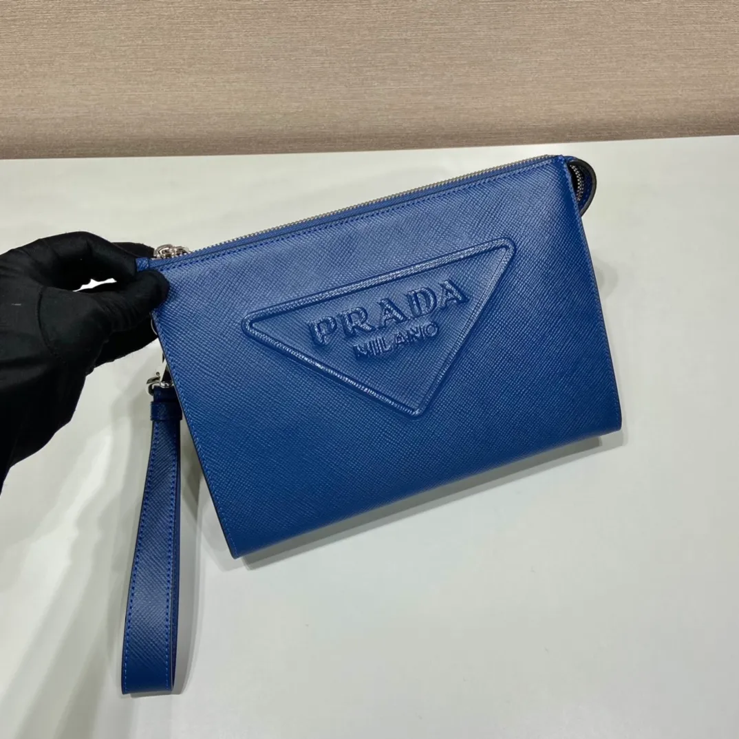 💰1120🎉New clutch 🎉2VF039🎉 This clutch cleverly creates a 3D effect, releasing the charm of mix and match: the simple silhouette is integrated with exquisite materials, and the iconic triangle is transformed into modern embossed details of the same color to embellish the bag body. Simple and elegant, if you like it, hurry up and get it🎉, it is another timeless style that will never go out of style🎉🎉 Length 25x Height 17x Bottom 5cm