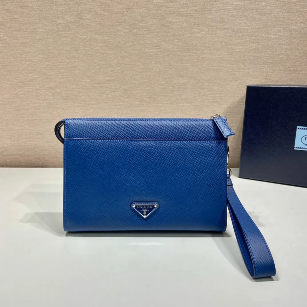 💰1120🎉New clutch 🎉2VF039🎉 This clutch cleverly creates a 3D effect, releasing the charm of mix and match: the simple silhouette is integrated with exquisite materials, and the iconic triangle is transformed into modern embossed details of the same color to embellish the bag body. Simple and elegant, if you like it, hurry up and get it🎉, it is another timeless style that will never go out of style🎉🎉 Length 25x Height 17x Bottom 5cm