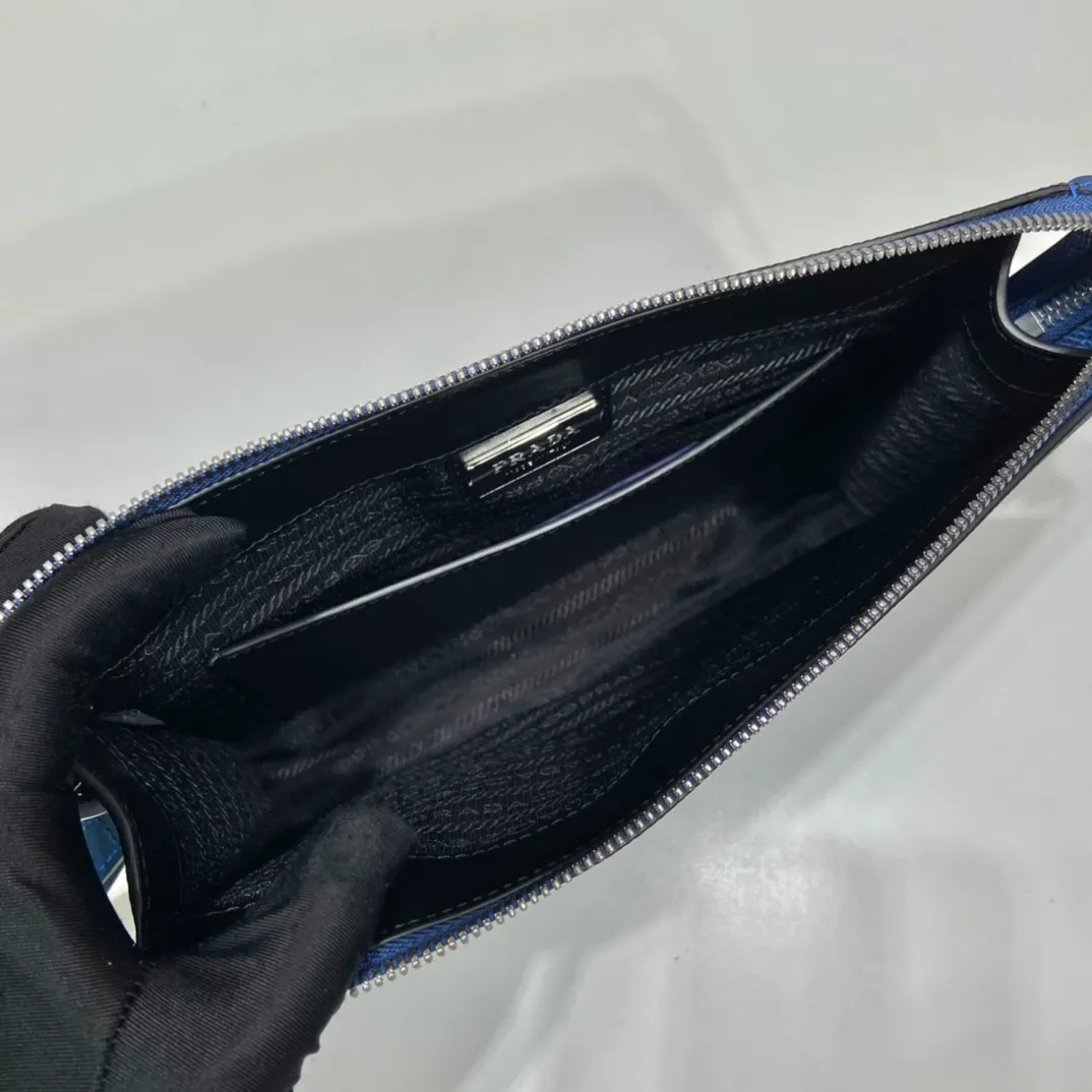 💰1120🎉New clutch 🎉2VF039🎉 This clutch cleverly creates a 3D effect, releasing the charm of mix and match: the simple silhouette is integrated with exquisite materials, and the iconic triangle is transformed into modern embossed details of the same color to embellish the bag body. Simple and elegant, if you like it, hurry up and get it🎉, it is another timeless style that will never go out of style🎉🎉 Length 25x Height 17x Bottom 5cm