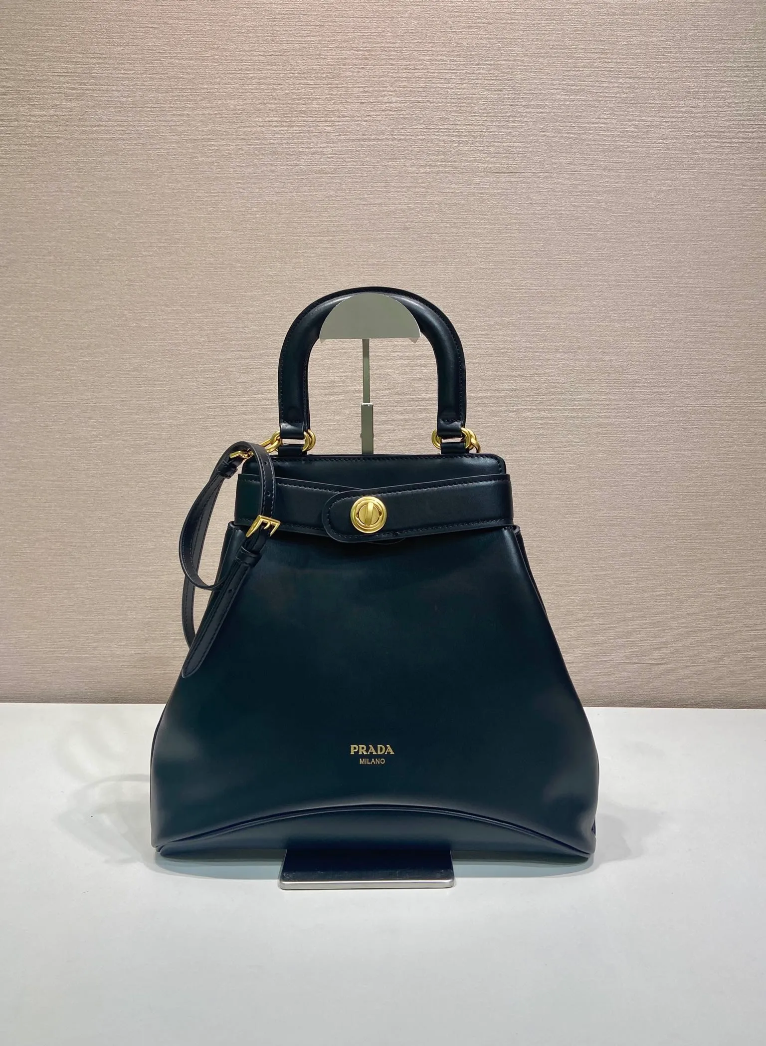 💰1700🎉New product🎉1BG567 short handle🎉🎉 This handbag is made of imported calfskin, with imported sheepskin interior, and a belt opening and closing design. Equipped with a turn-lock buckle, retro and elegant design, it looks classic and contemporary elements coexist. It is equipped with a detachable and adjustable long shoulder strap. Can be worn as a shoulder strap or handheld/crossbody, fashionable and good-looking, babies, hurry up and get it🎉🎉 Length 31x Height 28x Bottom 5cm🎉🎉🎉💰💰💰