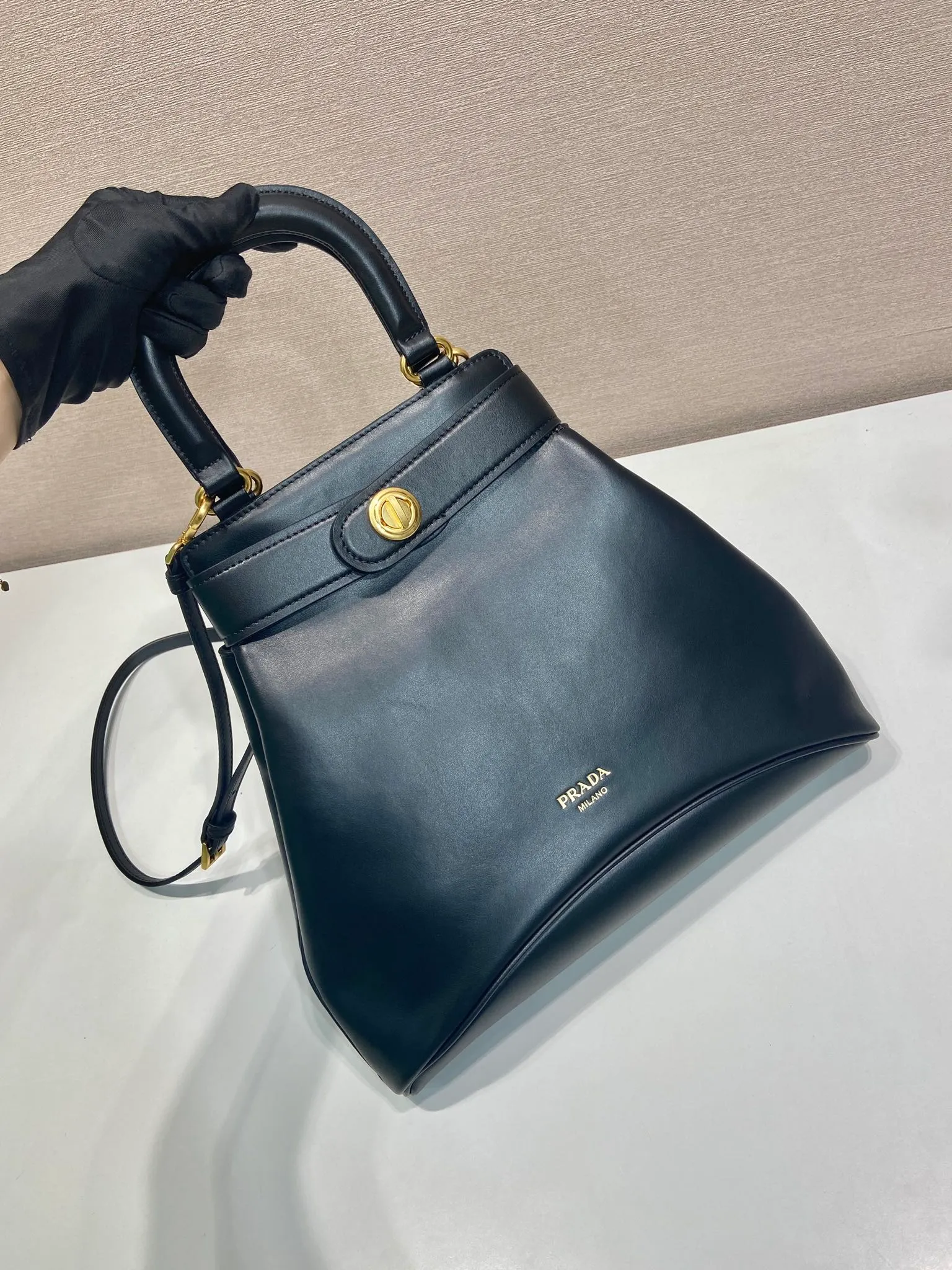 💰1700🎉New product🎉1BG567 short handle🎉🎉 This handbag is made of imported calfskin, with imported sheepskin interior, and a belt opening and closing design. Equipped with a turn-lock buckle, retro and elegant design, it looks classic and contemporary elements coexist. It is equipped with a detachable and adjustable long shoulder strap. Can be worn as a shoulder strap or handheld/crossbody, fashionable and good-looking, babies, hurry up and get it🎉🎉 Length 31x Height 28x Bottom 5cm🎉🎉🎉💰💰💰