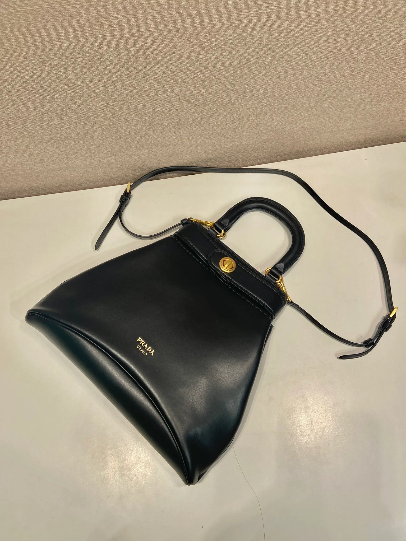💰1700🎉New product🎉1BG567 short handle🎉🎉 This handbag is made of imported calfskin, with imported sheepskin interior, and a belt opening and closing design. Equipped with a turn-lock buckle, retro and elegant design, it looks classic and contemporary elements coexist. It is equipped with a detachable and adjustable long shoulder strap. Can be worn as a shoulder strap or handheld/crossbody, fashionable and good-looking, babies, hurry up and get it🎉🎉 Length 31x Height 28x Bottom 5cm🎉🎉🎉💰💰💰