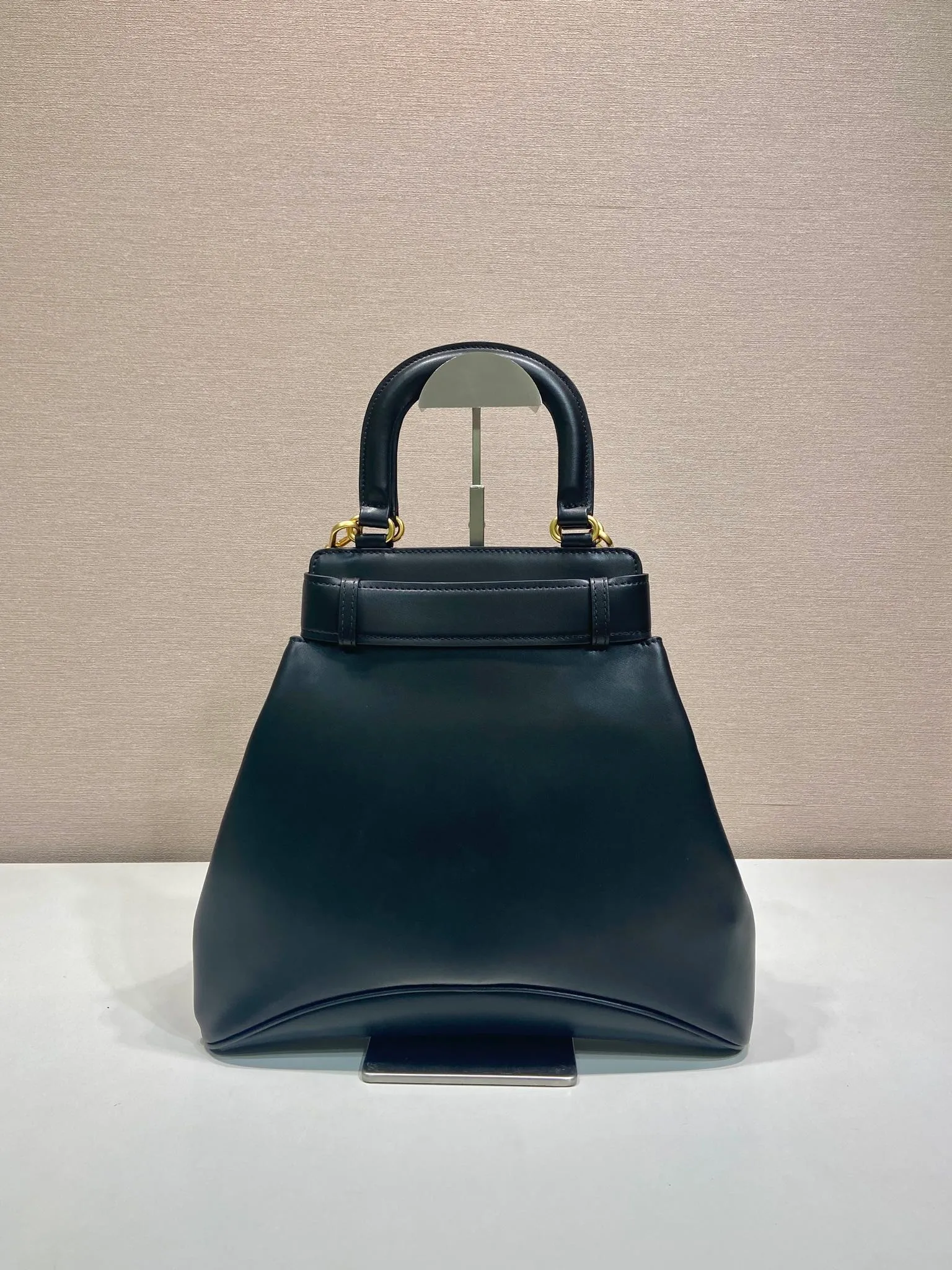 💰1700🎉New product🎉1BG567 short handle🎉🎉 This handbag is made of imported calfskin, with imported sheepskin interior, and a belt opening and closing design. Equipped with a turn-lock buckle, retro and elegant design, it looks classic and contemporary elements coexist. It is equipped with a detachable and adjustable long shoulder strap. Can be worn as a shoulder strap or handheld/crossbody, fashionable and good-looking, babies, hurry up and get it🎉🎉 Length 31x Height 28x Bottom 5cm🎉🎉🎉💰💰💰