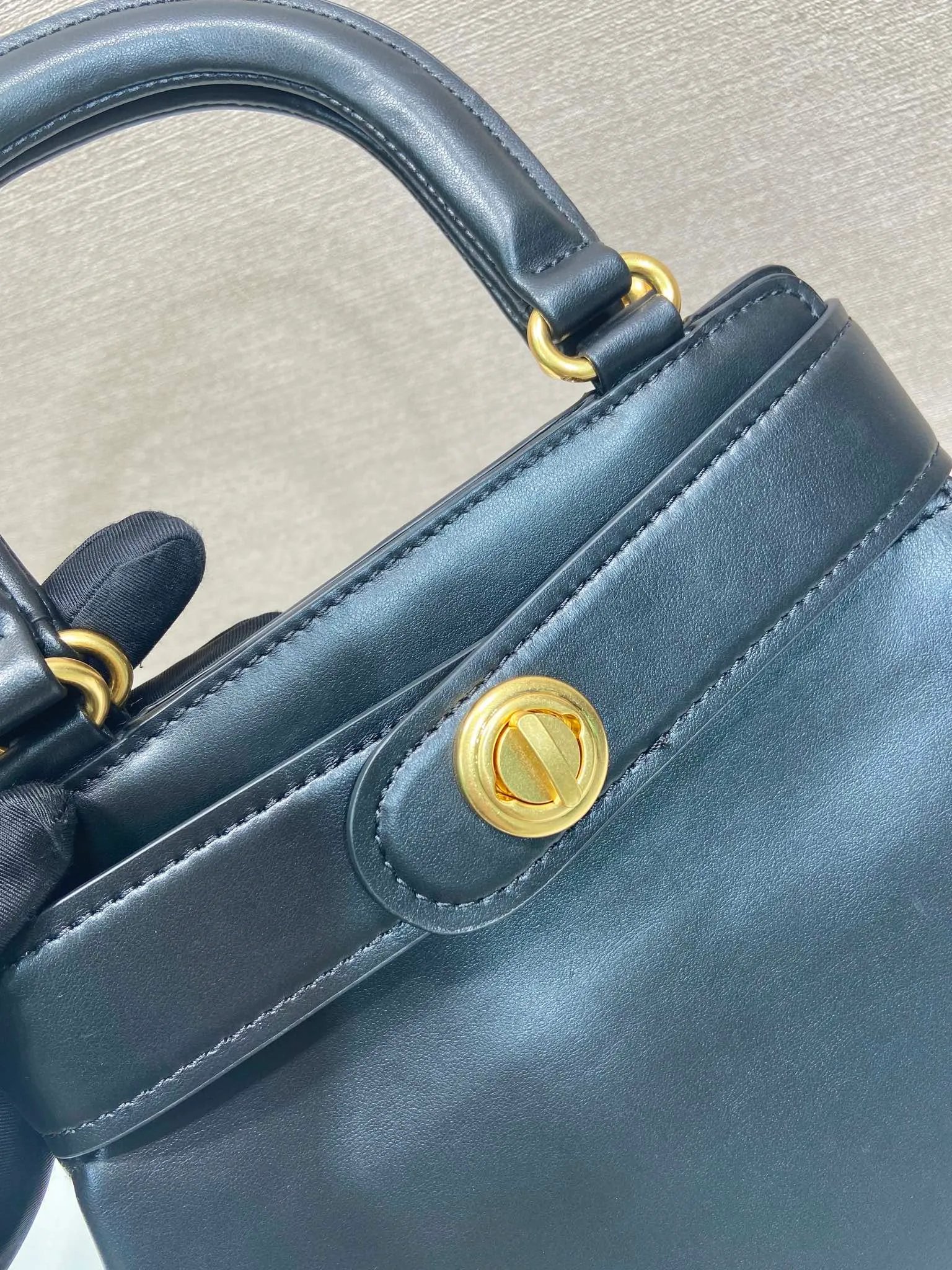 💰1700🎉New product🎉1BG567 short handle🎉🎉 This handbag is made of imported calfskin, with imported sheepskin interior, and a belt opening and closing design. Equipped with a turn-lock buckle, retro and elegant design, it looks classic and contemporary elements coexist. It is equipped with a detachable and adjustable long shoulder strap. Can be worn as a shoulder strap or handheld/crossbody, fashionable and good-looking, babies, hurry up and get it🎉🎉 Length 31x Height 28x Bottom 5cm🎉🎉🎉💰💰💰