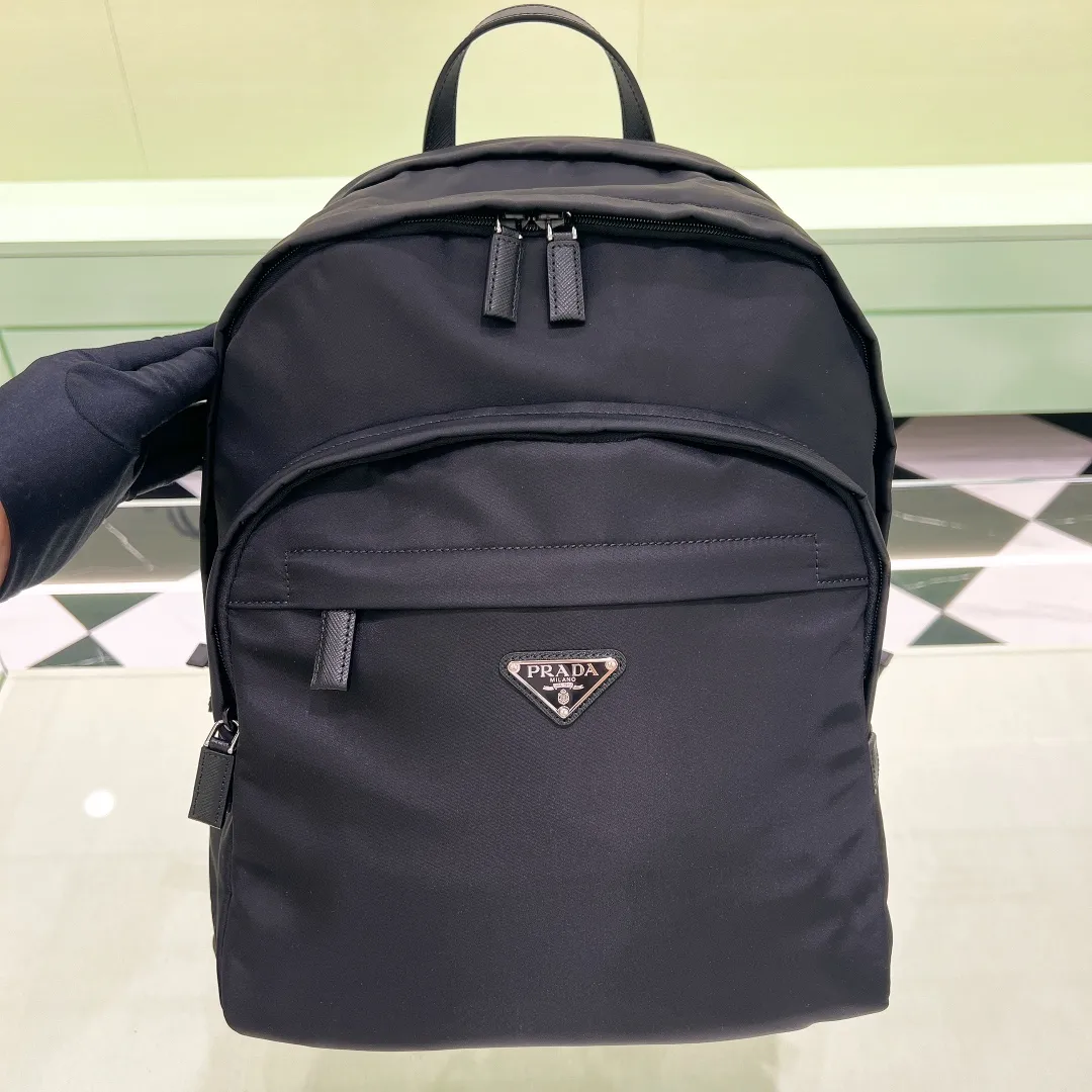💰1320✨The latest hot style✨New backpack 2VZ048 Triangular enamel nameplate logo Imported original parachute fabric using imported equipment✈️+ The lines are all clear ZP synchronized original hardware accessories Two zippered outer pockets with two small pockets on both sides Padded back Perfect details comparable to counters😘 A must-have for fashionable casual fashionistas [Deyi][Deyi] Size 43.5*31*20