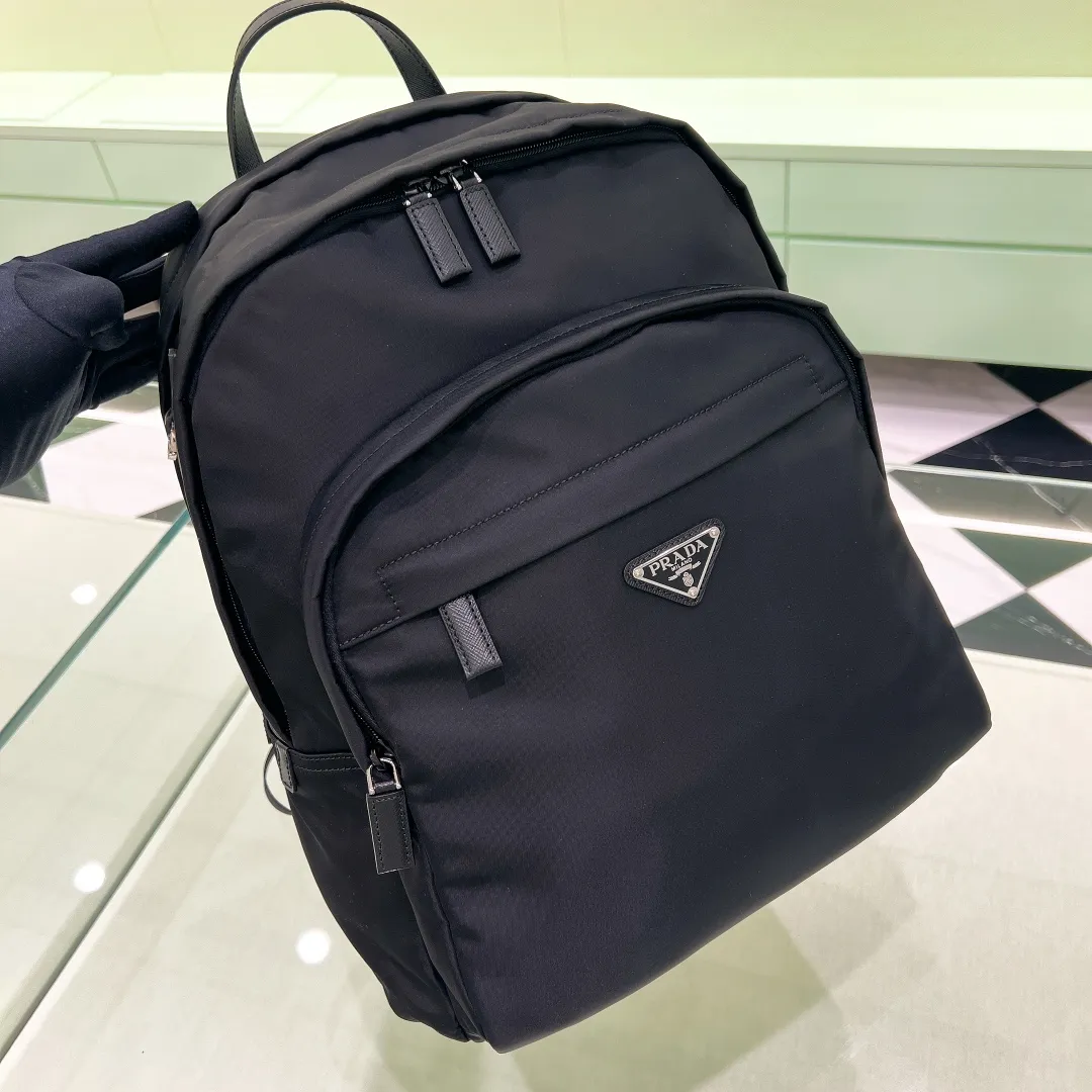 💰1320✨The latest hot style✨New backpack 2VZ048 Triangular enamel nameplate logo Imported original parachute fabric using imported equipment✈️+ The lines are all clear ZP synchronized original hardware accessories Two zippered outer pockets with two small pockets on both sides Padded back Perfect details comparable to counters😘 A must-have for fashionable casual fashionistas [Deyi][Deyi] Size 43.5*31*20