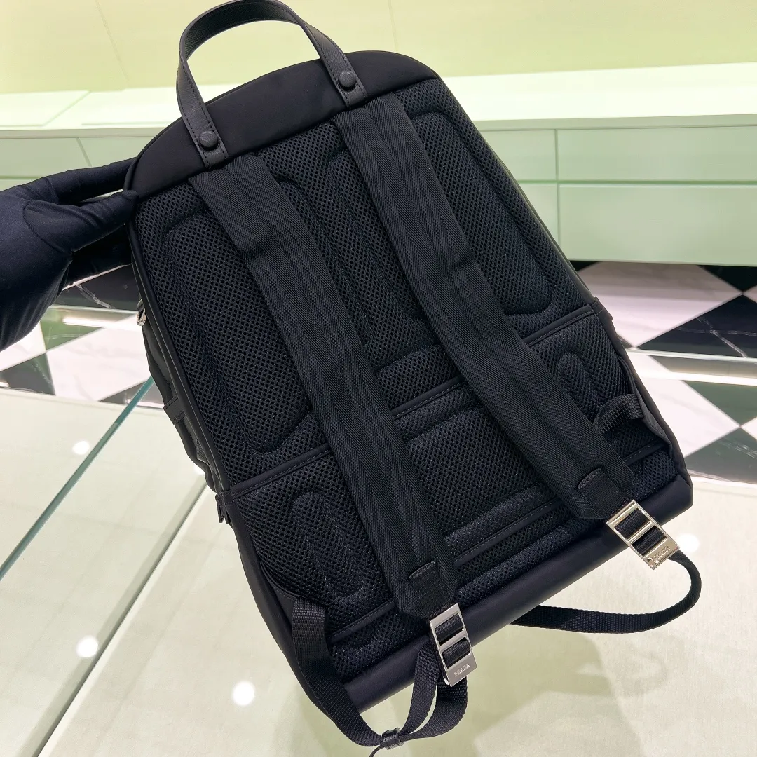 💰1320✨The latest hot style✨New backpack 2VZ048 Triangular enamel nameplate logo Imported original parachute fabric using imported equipment✈️+ The lines are all clear ZP synchronized original hardware accessories Two zippered outer pockets with two small pockets on both sides Padded back Perfect details comparable to counters😘 A must-have for fashionable casual fashionistas [Deyi][Deyi] Size 43.5*31*20