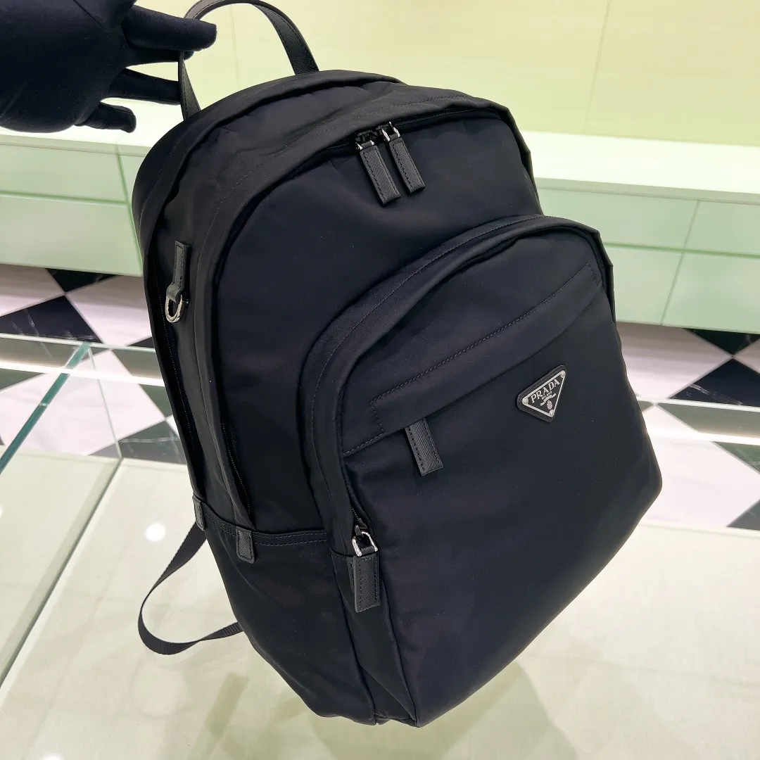 💰1320✨The latest hot style✨New backpack 2VZ048 Triangular enamel nameplate logo Imported original parachute fabric using imported equipment✈️+ The lines are all clear ZP synchronized original hardware accessories Two zippered outer pockets with two small pockets on both sides Padded back Perfect details comparable to counters😘 A must-have for fashionable casual fashionistas [Deyi][Deyi] Size 43.5*31*20