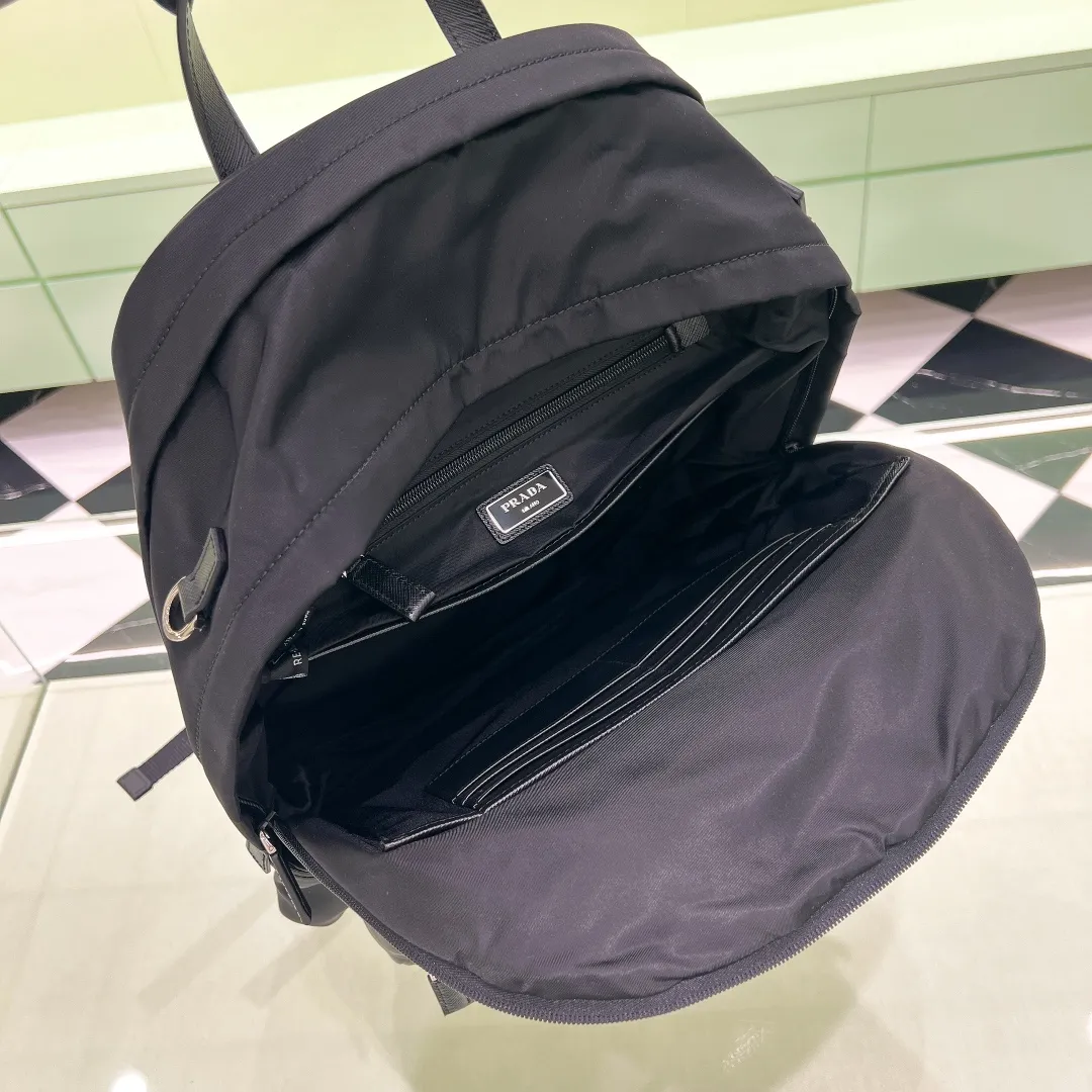 💰1320✨The latest hot style✨New backpack 2VZ048 Triangular enamel nameplate logo Imported original parachute fabric using imported equipment✈️+ The lines are all clear ZP synchronized original hardware accessories Two zippered outer pockets with two small pockets on both sides Padded back Perfect details comparable to counters😘 A must-have for fashionable casual fashionistas [Deyi][Deyi] Size 43.5*31*20