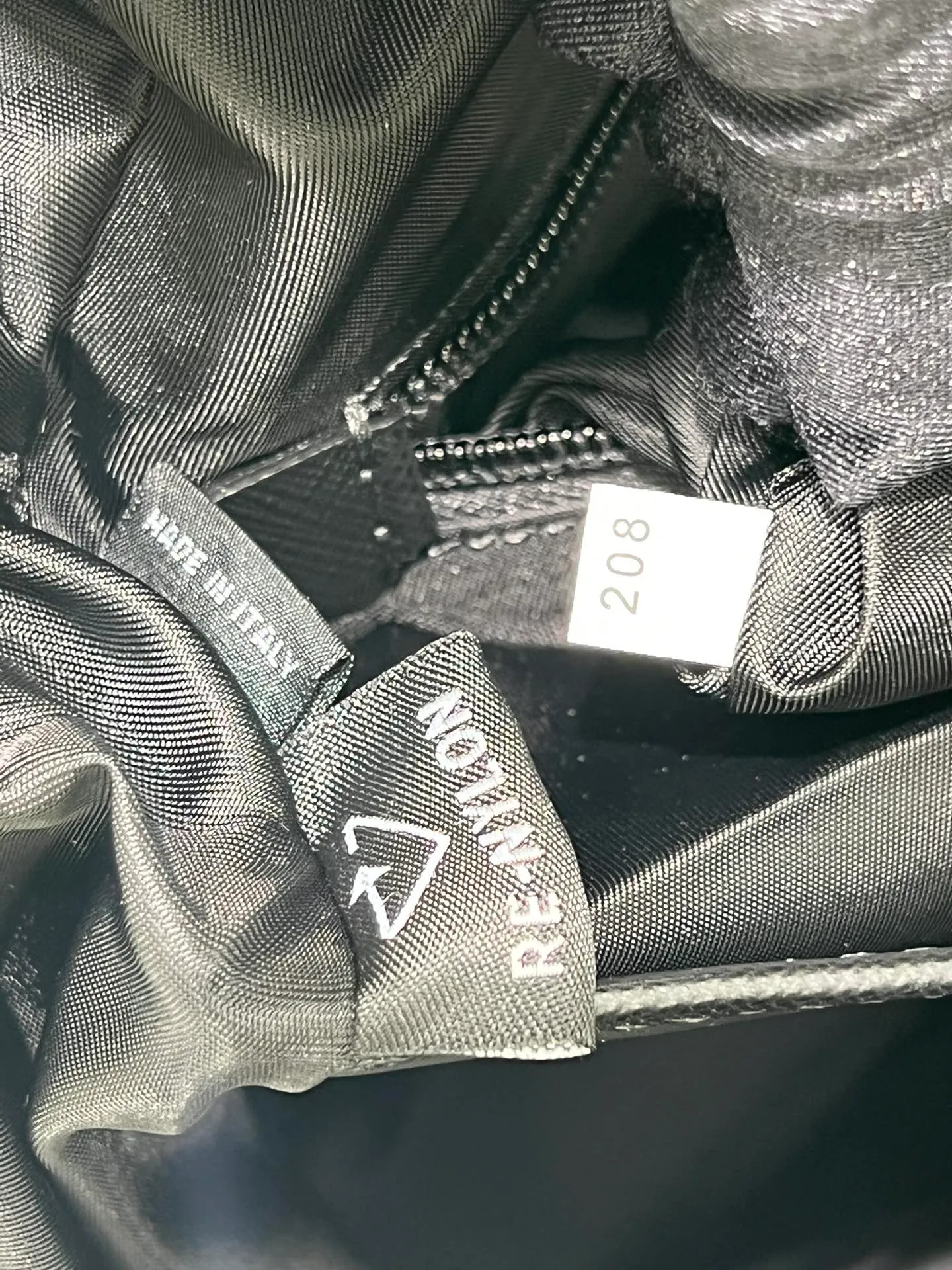 💰1320✨The latest hot style✨New backpack 2VZ048 Triangular enamel nameplate logo Imported original parachute fabric using imported equipment✈️+ The lines are all clear ZP synchronized original hardware accessories Two zippered outer pockets with two small pockets on both sides Padded back Perfect details comparable to counters😘 A must-have for fashionable casual fashionistas [Deyi][Deyi] Size 43.5*31*20