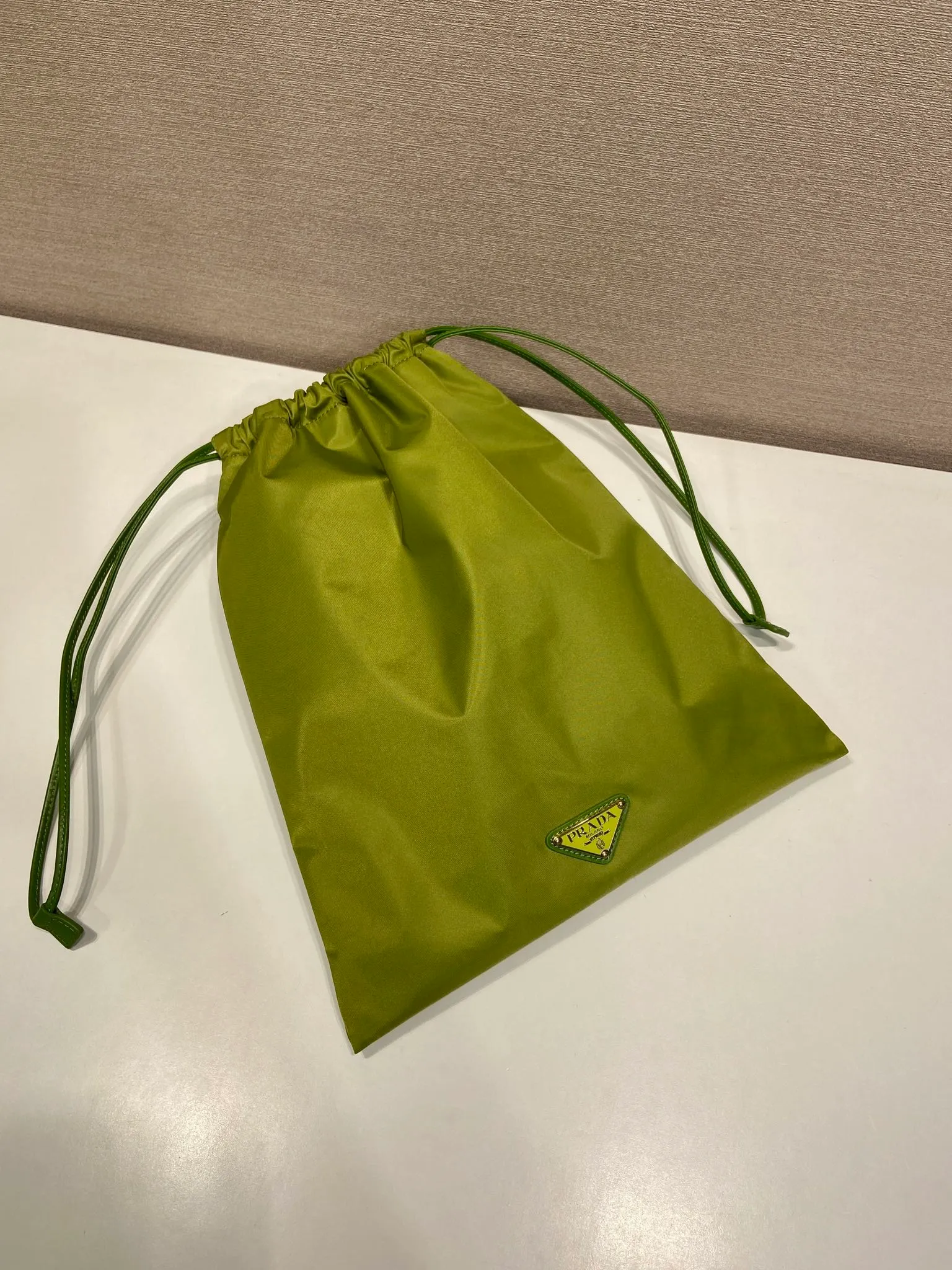 💰560🎉New handbag🎉1NK001 drawstring pouch🎉💰 This drawstring pouch is made of Re-Nylon nylon, with a calf leather drawstring top, enamelled triangular metal logo, Re-Nylon lining with patch pockets, it can also be used as a handbag/storage bag and cosmetic bag. The functionality is very practical, and it is a popular style that will never go out of style. It is worth owning🎉 Height: 35cm Width: 29cm
