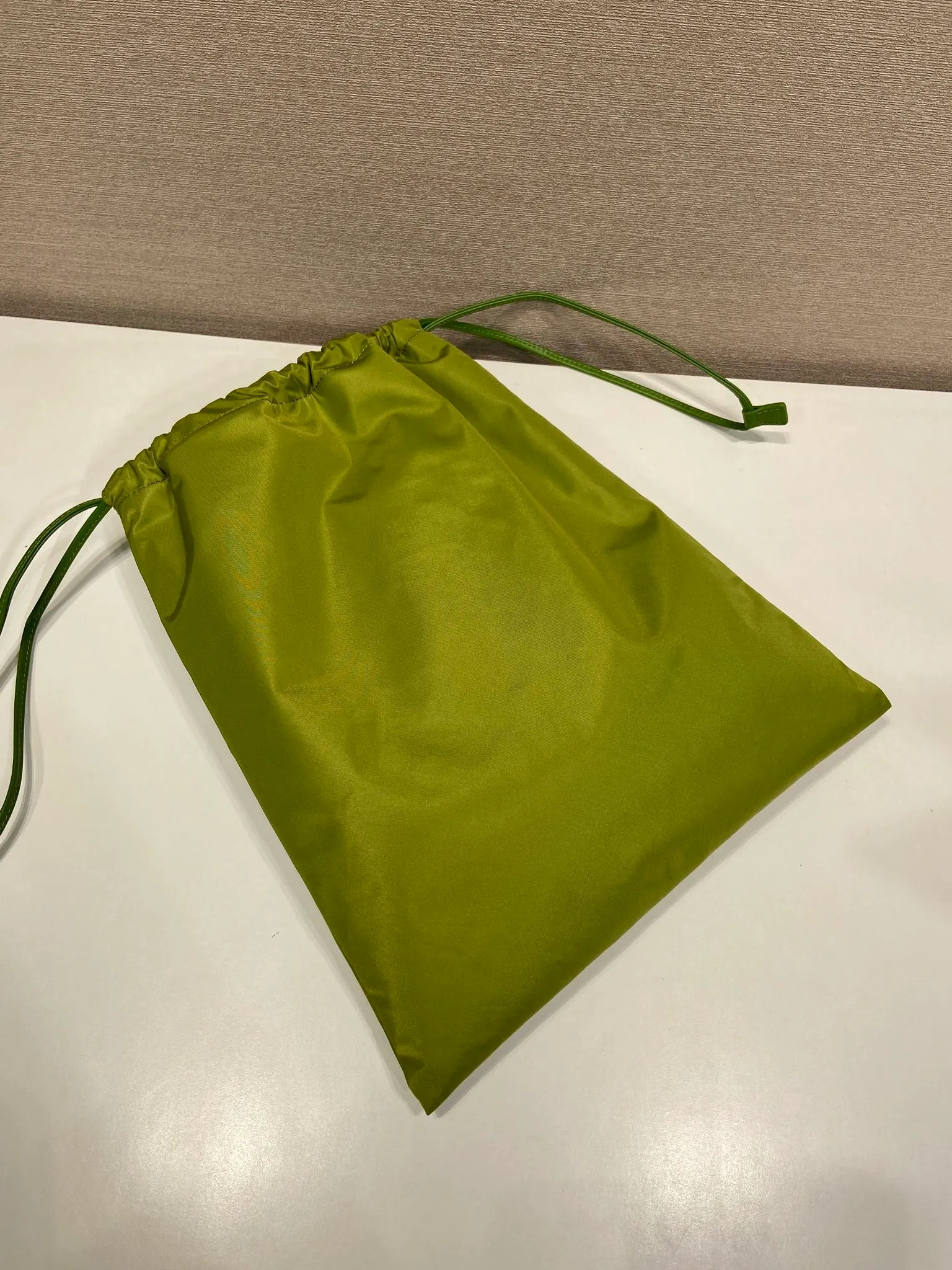 💰560🎉New handbag🎉1NK001 drawstring pouch🎉💰 This drawstring pouch is made of Re-Nylon nylon, with a calf leather drawstring top, enamelled triangular metal logo, Re-Nylon lining with patch pockets, it can also be used as a handbag/storage bag and cosmetic bag. The functionality is very practical, and it is a popular style that will never go out of style. It is worth owning🎉 Height: 35cm Width: 29cm