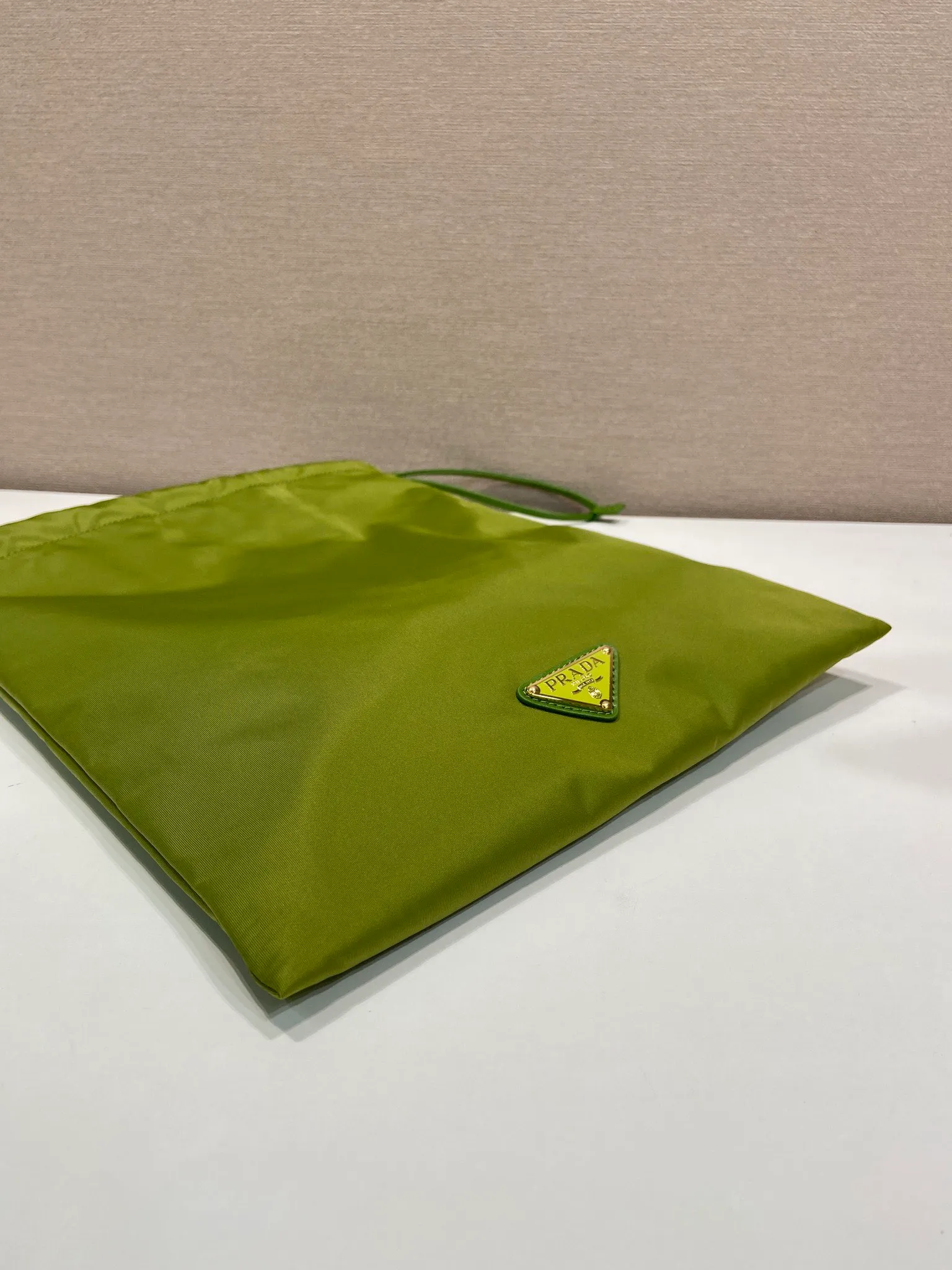💰560🎉New handbag🎉1NK001 drawstring pouch🎉💰 This drawstring pouch is made of Re-Nylon nylon, with a calf leather drawstring top, enamelled triangular metal logo, Re-Nylon lining with patch pockets, it can also be used as a handbag/storage bag and cosmetic bag. The functionality is very practical, and it is a popular style that will never go out of style. It is worth owning🎉 Height: 35cm Width: 29cm