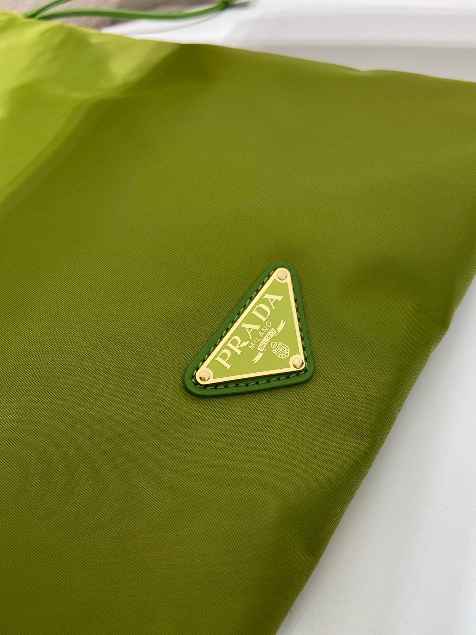 💰560🎉New handbag🎉1NK001 drawstring pouch🎉💰 This drawstring pouch is made of Re-Nylon nylon, with a calf leather drawstring top, enamelled triangular metal logo, Re-Nylon lining with patch pockets, it can also be used as a handbag/storage bag and cosmetic bag. The functionality is very practical, and it is a popular style that will never go out of style. It is worth owning🎉 Height: 35cm Width: 29cm