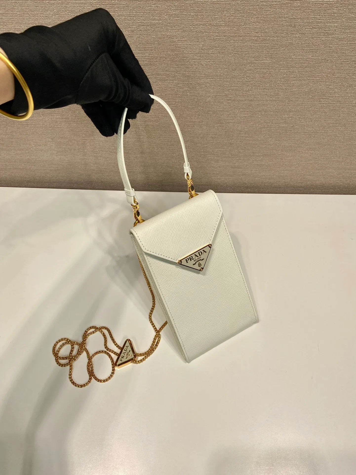 💰920🎉New mobile phone bag 🎉1BP100🎉 This compact minimalist mini handbag features exquisite details, with a lock clasp decorated with an enameled metal triangle logo. 115cm detachable and adjustable chain shoulder strap, can be carried by hand, card slot pocket on the back, the upper body effect is so cute👏Babies; hurry up and get it🎉🎉 Length 10.5x Height 18x ​​Bottom 3cm🎉🎉🎉👏👏👏