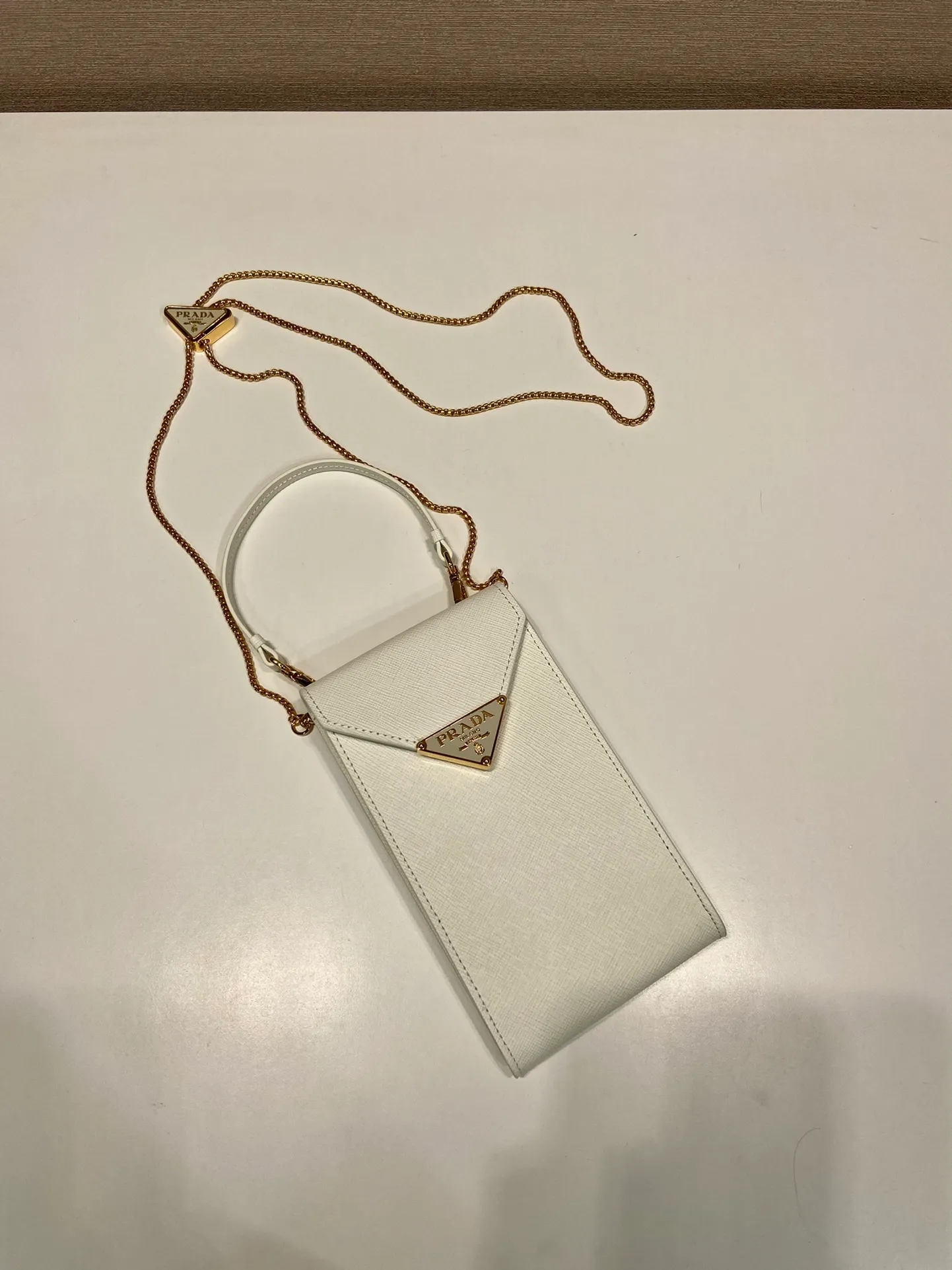 💰920🎉New mobile phone bag 🎉1BP100🎉 This compact minimalist mini handbag features exquisite details, with a lock clasp decorated with an enameled metal triangle logo. 115cm detachable and adjustable chain shoulder strap, can be carried by hand, card slot pocket on the back, the upper body effect is so cute👏Babies; hurry up and get it🎉🎉 Length 10.5x Height 18x ​​Bottom 3cm🎉🎉🎉👏👏👏
