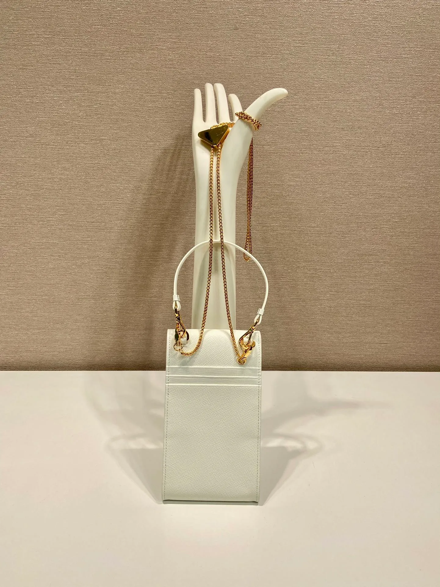 💰920🎉New mobile phone bag 🎉1BP100🎉 This compact minimalist mini handbag features exquisite details, with a lock clasp decorated with an enameled metal triangle logo. 115cm detachable and adjustable chain shoulder strap, can be carried by hand, card slot pocket on the back, the upper body effect is so cute👏Babies; hurry up and get it🎉🎉 Length 10.5x Height 18x ​​Bottom 3cm🎉🎉🎉👏👏👏