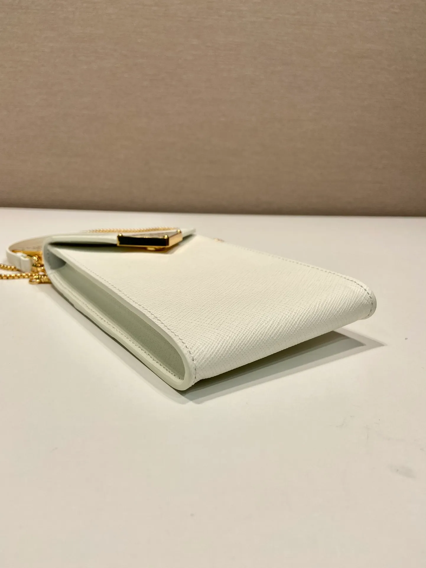 💰920🎉New mobile phone bag 🎉1BP100🎉 This compact minimalist mini handbag features exquisite details, with a lock clasp decorated with an enameled metal triangle logo. 115cm detachable and adjustable chain shoulder strap, can be carried by hand, card slot pocket on the back, the upper body effect is so cute👏Babies; hurry up and get it🎉🎉 Length 10.5x Height 18x ​​Bottom 3cm🎉🎉🎉👏👏👏