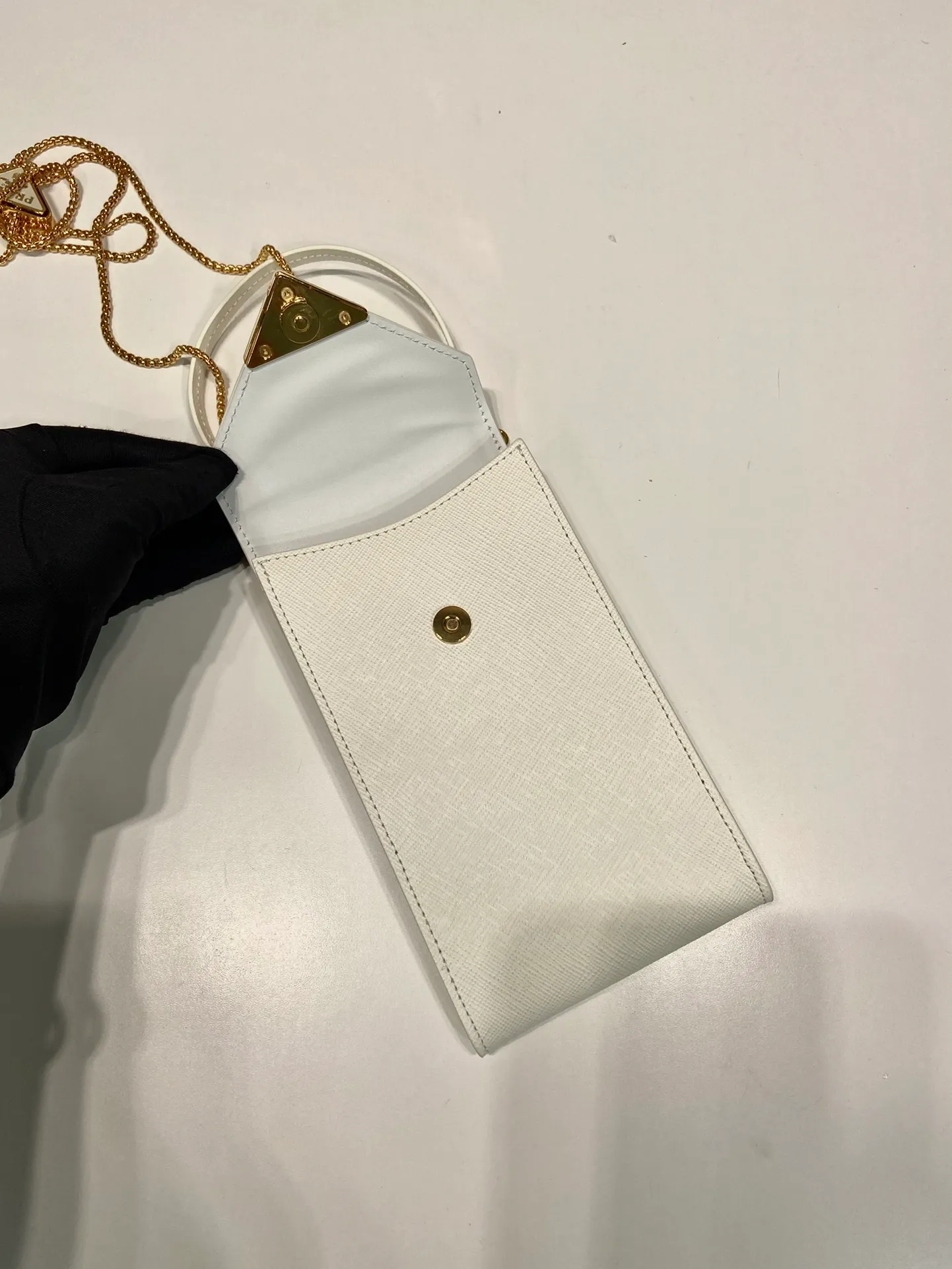 💰920🎉New mobile phone bag 🎉1BP100🎉 This compact minimalist mini handbag features exquisite details, with a lock clasp decorated with an enameled metal triangle logo. 115cm detachable and adjustable chain shoulder strap, can be carried by hand, card slot pocket on the back, the upper body effect is so cute👏Babies; hurry up and get it🎉🎉 Length 10.5x Height 18x ​​Bottom 3cm🎉🎉🎉👏👏👏