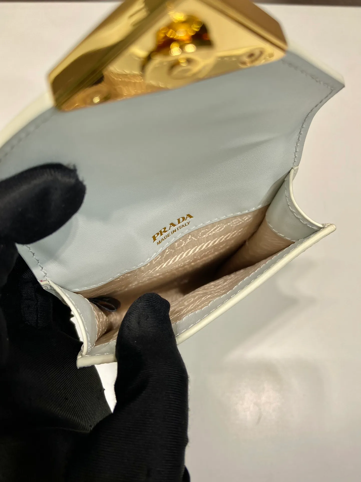 💰920🎉New mobile phone bag 🎉1BP100🎉 This compact minimalist mini handbag features exquisite details, with a lock clasp decorated with an enameled metal triangle logo. 115cm detachable and adjustable chain shoulder strap, can be carried by hand, card slot pocket on the back, the upper body effect is so cute👏Babies; hurry up and get it🎉🎉 Length 10.5x Height 18x ​​Bottom 3cm🎉🎉🎉👏👏👏