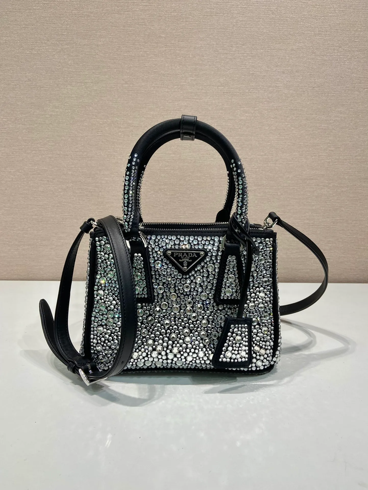 💰1700🎉Crystal killer bag🎉1BA906🎉🎉 This crystal killer bag is made of a combination of imported imitation crystal and satin materials, with an enamel-coated metal triangle logo decorated with a double zipper pocket design. The top handle and long shoulder strap are removable and adjustable. So cute😍, the effect of bling bling is very eye-catching, easy to create a large space🎉🎉Cute and cool, don’t you feel excited😙😙, beauties. Get it now. So beautiful, so in love😋😋 Length 20x height 15x9.5cm🎉🎉🎉👏👏👏