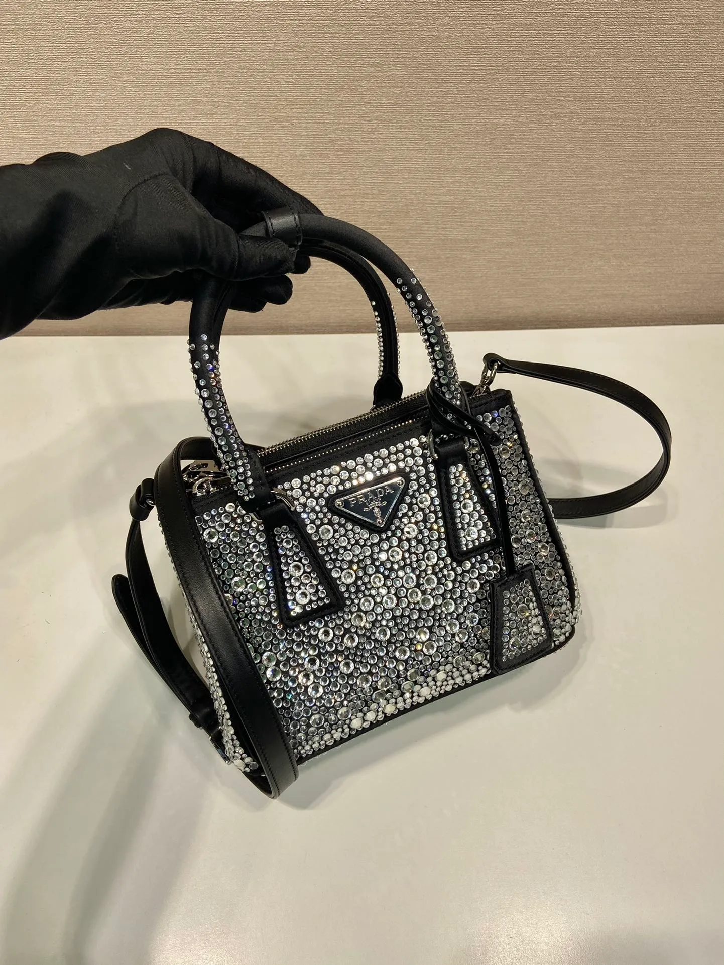 💰1700🎉Crystal killer bag🎉1BA906🎉🎉 This crystal killer bag is made of a combination of imported imitation crystal and satin materials, with an enamel-coated metal triangle logo decorated with a double zipper pocket design. The top handle and long shoulder strap are removable and adjustable. So cute😍, the effect of bling bling is very eye-catching, easy to create a large space🎉🎉Cute and cool, don’t you feel excited😙😙, beauties. Get it now. So beautiful, so in love😋😋 Length 20x height 15x9.5cm🎉🎉🎉👏👏👏