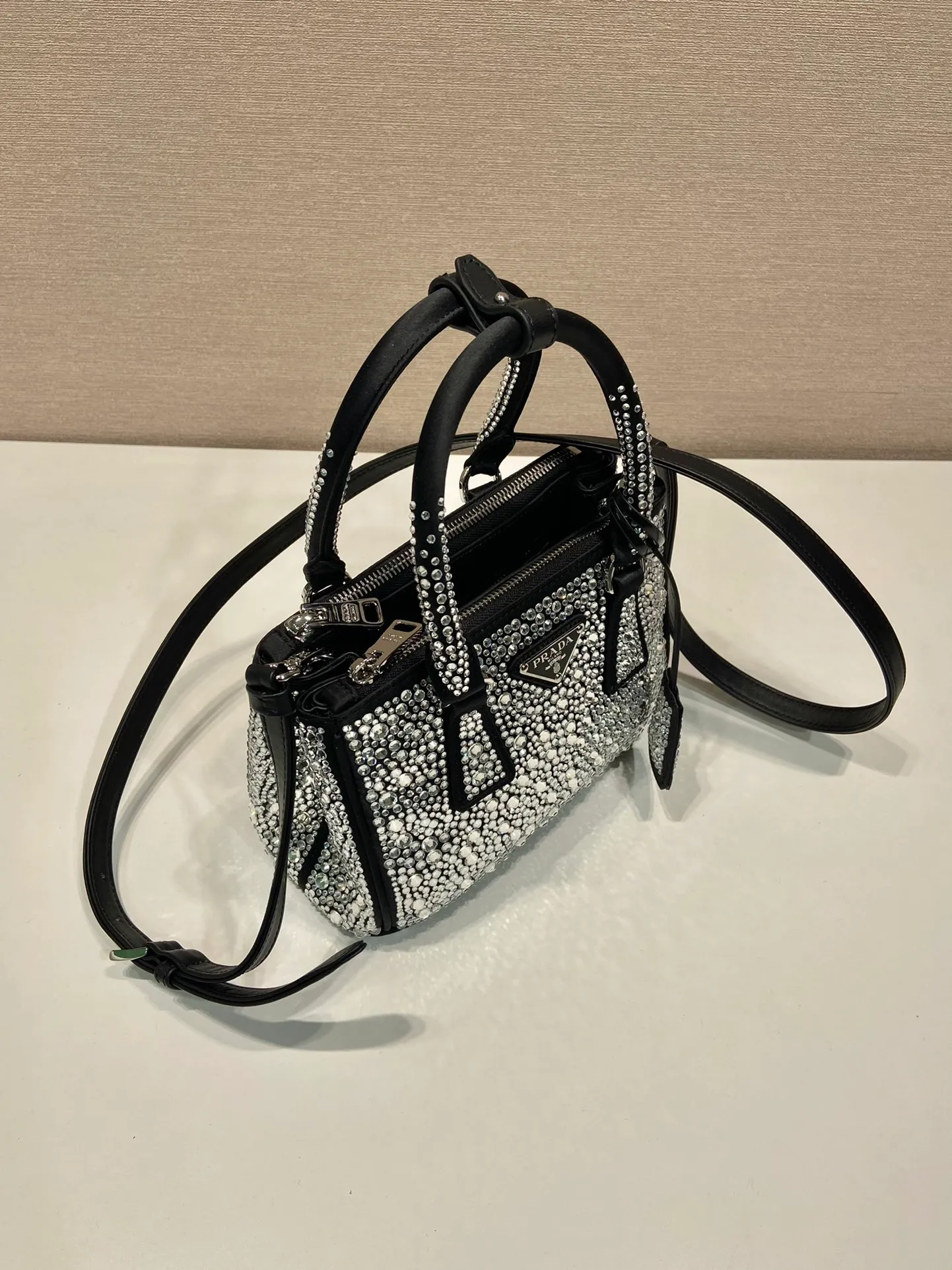 💰1700🎉Crystal killer bag🎉1BA906🎉🎉 This crystal killer bag is made of a combination of imported imitation crystal and satin materials, with an enamel-coated metal triangle logo decorated with a double zipper pocket design. The top handle and long shoulder strap are removable and adjustable. So cute😍, the effect of bling bling is very eye-catching, easy to create a large space🎉🎉Cute and cool, don’t you feel excited😙😙, beauties. Get it now. So beautiful, so in love😋😋 Length 20x height 15x9.5cm🎉🎉🎉👏👏👏