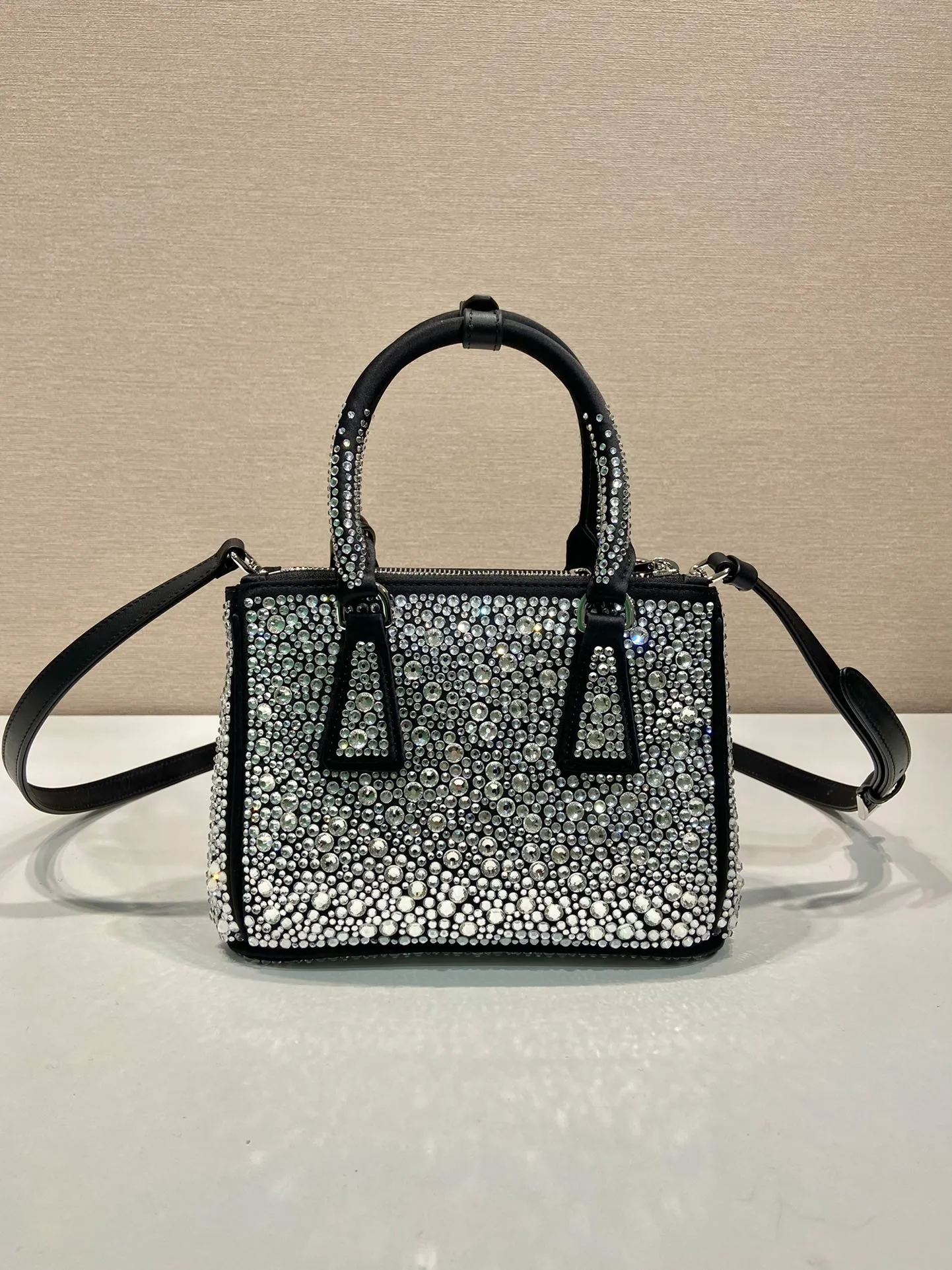 💰1700🎉Crystal killer bag🎉1BA906🎉🎉 This crystal killer bag is made of a combination of imported imitation crystal and satin materials, with an enamel-coated metal triangle logo decorated with a double zipper pocket design. The top handle and long shoulder strap are removable and adjustable. So cute😍, the effect of bling bling is very eye-catching, easy to create a large space🎉🎉Cute and cool, don’t you feel excited😙😙, beauties. Get it now. So beautiful, so in love😋😋 Length 20x height 15x9.5cm🎉🎉🎉👏👏👏