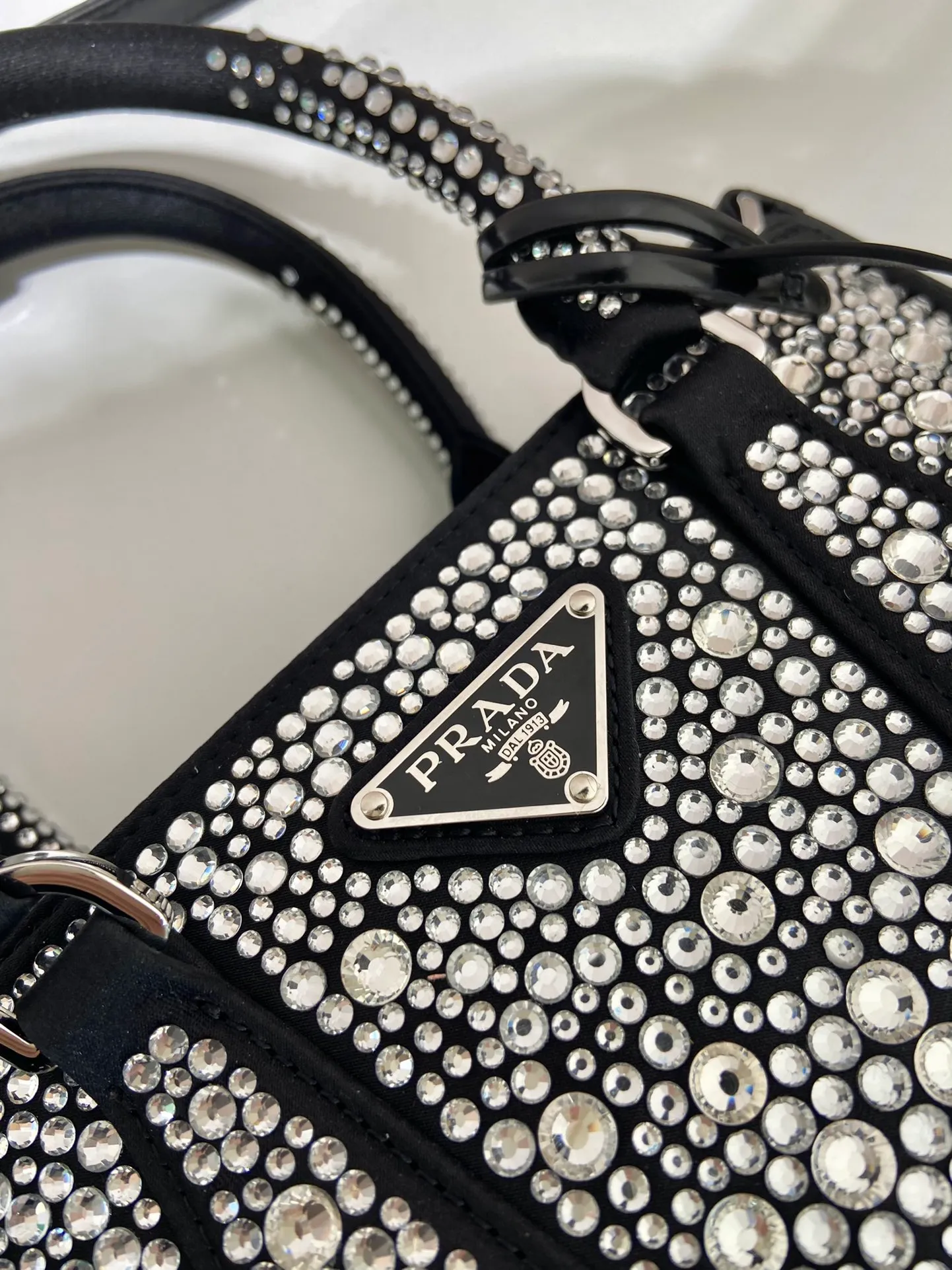 💰1700🎉Crystal killer bag🎉1BA906🎉🎉 This crystal killer bag is made of a combination of imported imitation crystal and satin materials, with an enamel-coated metal triangle logo decorated with a double zipper pocket design. The top handle and long shoulder strap are removable and adjustable. So cute😍, the effect of bling bling is very eye-catching, easy to create a large space🎉🎉Cute and cool, don’t you feel excited😙😙, beauties. Get it now. So beautiful, so in love😋😋 Length 20x height 15x9.5cm🎉🎉🎉👏👏👏