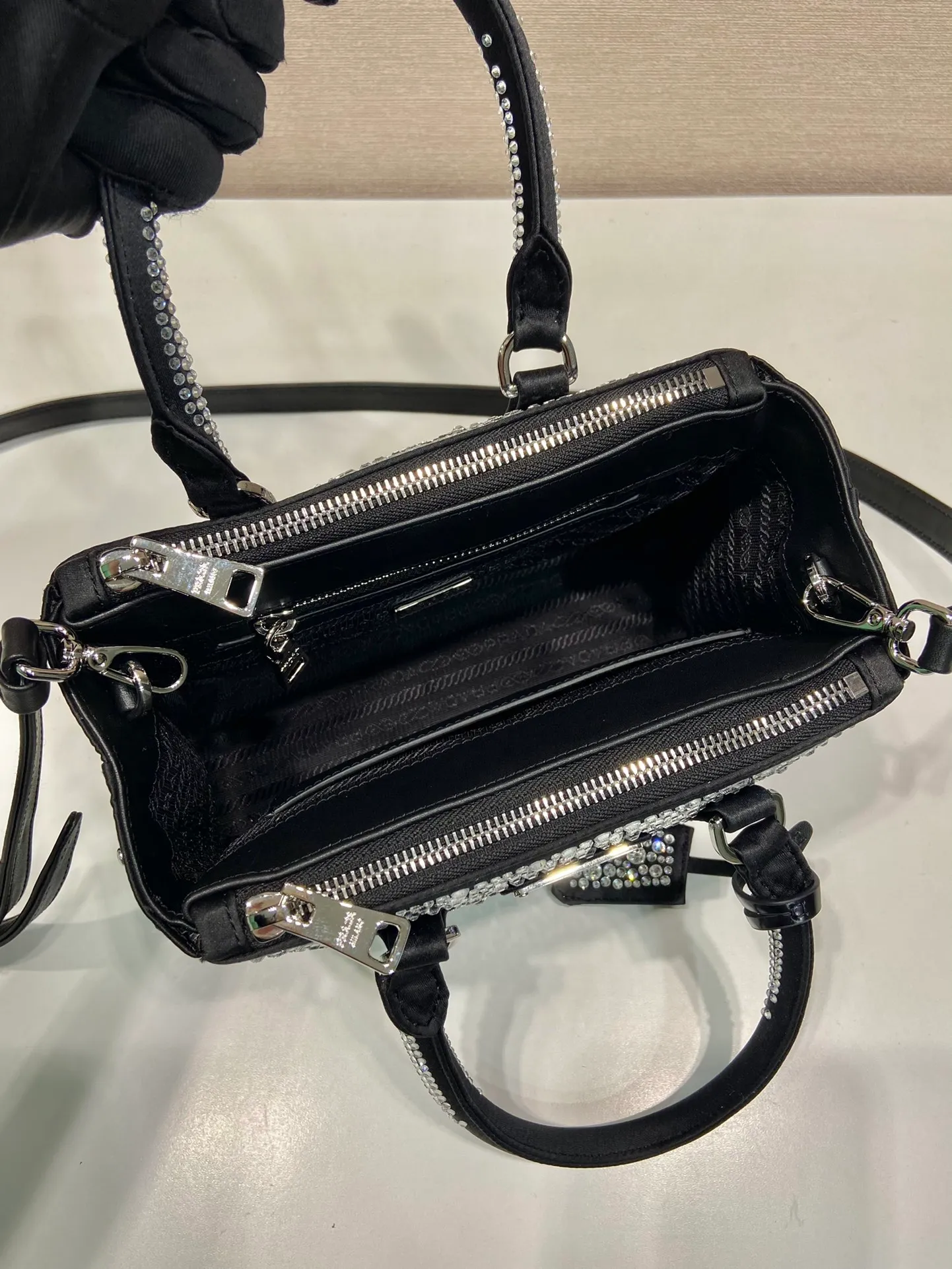 💰1700🎉Crystal killer bag🎉1BA906🎉🎉 This crystal killer bag is made of a combination of imported imitation crystal and satin materials, with an enamel-coated metal triangle logo decorated with a double zipper pocket design. The top handle and long shoulder strap are removable and adjustable. So cute😍, the effect of bling bling is very eye-catching, easy to create a large space🎉🎉Cute and cool, don’t you feel excited😙😙, beauties. Get it now. So beautiful, so in love😋😋 Length 20x height 15x9.5cm🎉🎉🎉👏👏👏