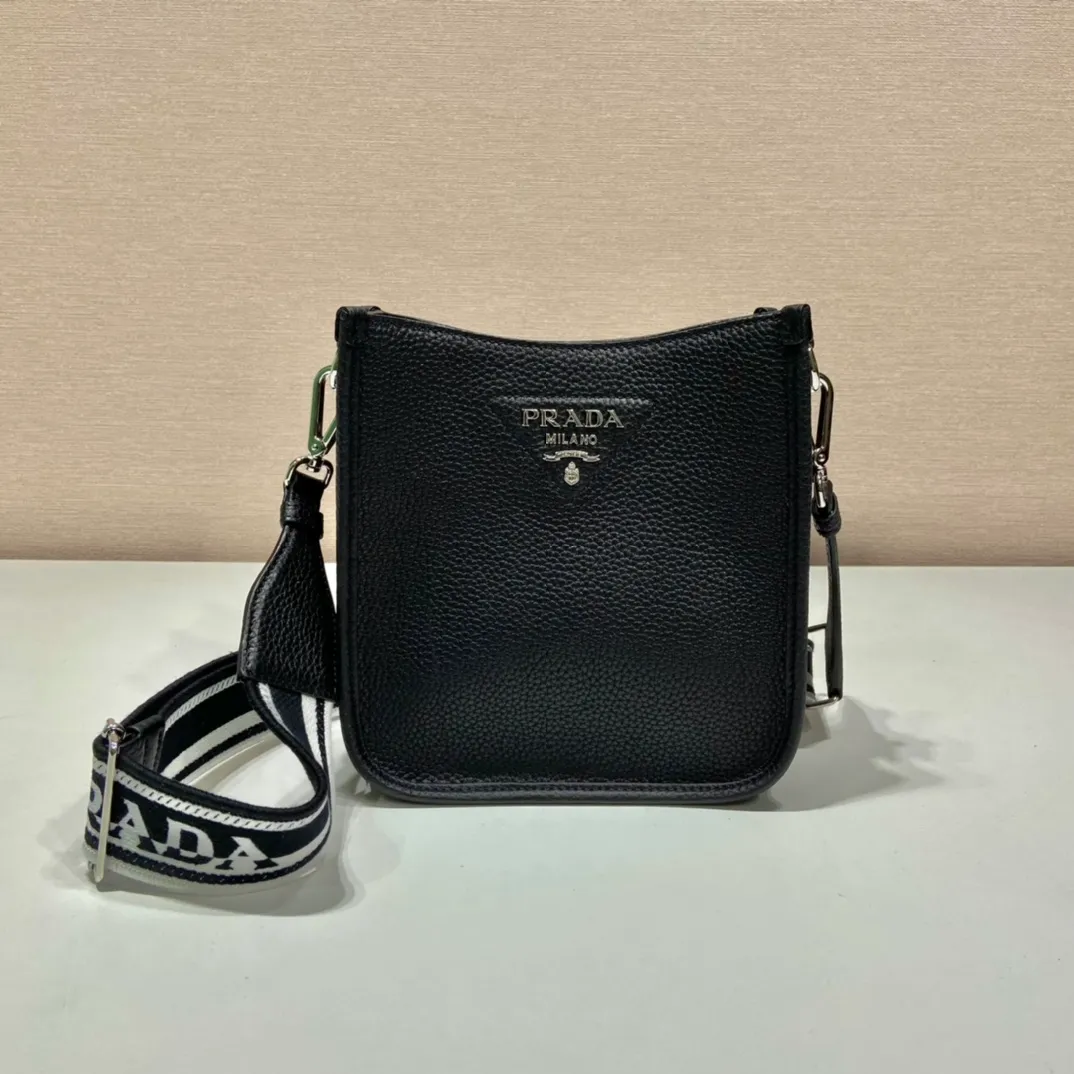 💰1600👏New double shoulder strap bag👏1BH191/tote bag This leather mini shoulder bag has a simple design. A metallic triangle logo on the front adds signature tone. Equipped with detachable logo-printed webbing and leather shoulder straps, it can be exchanged at any time for different outfits and occasions😘😘to highlight its modern style. High fashion is the main fashion for daily matching. Hurry up and get it, it’s so beautiful👏👏 Length 19x height 20x bottom 6cm