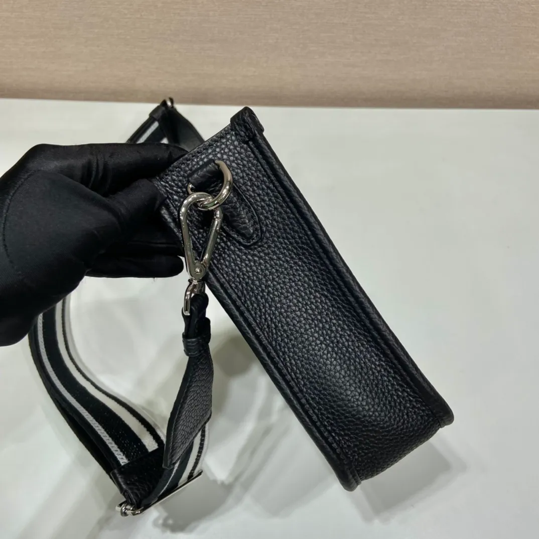 💰1600👏New double shoulder strap bag👏1BH191/tote bag This leather mini shoulder bag has a simple design. A metallic triangle logo on the front adds signature tone. Equipped with detachable logo-printed webbing and leather shoulder straps, it can be exchanged at any time for different outfits and occasions😘😘to highlight its modern style. High fashion is the main fashion for daily matching. Hurry up and get it, it’s so beautiful👏👏 Length 19x height 20x bottom 6cm