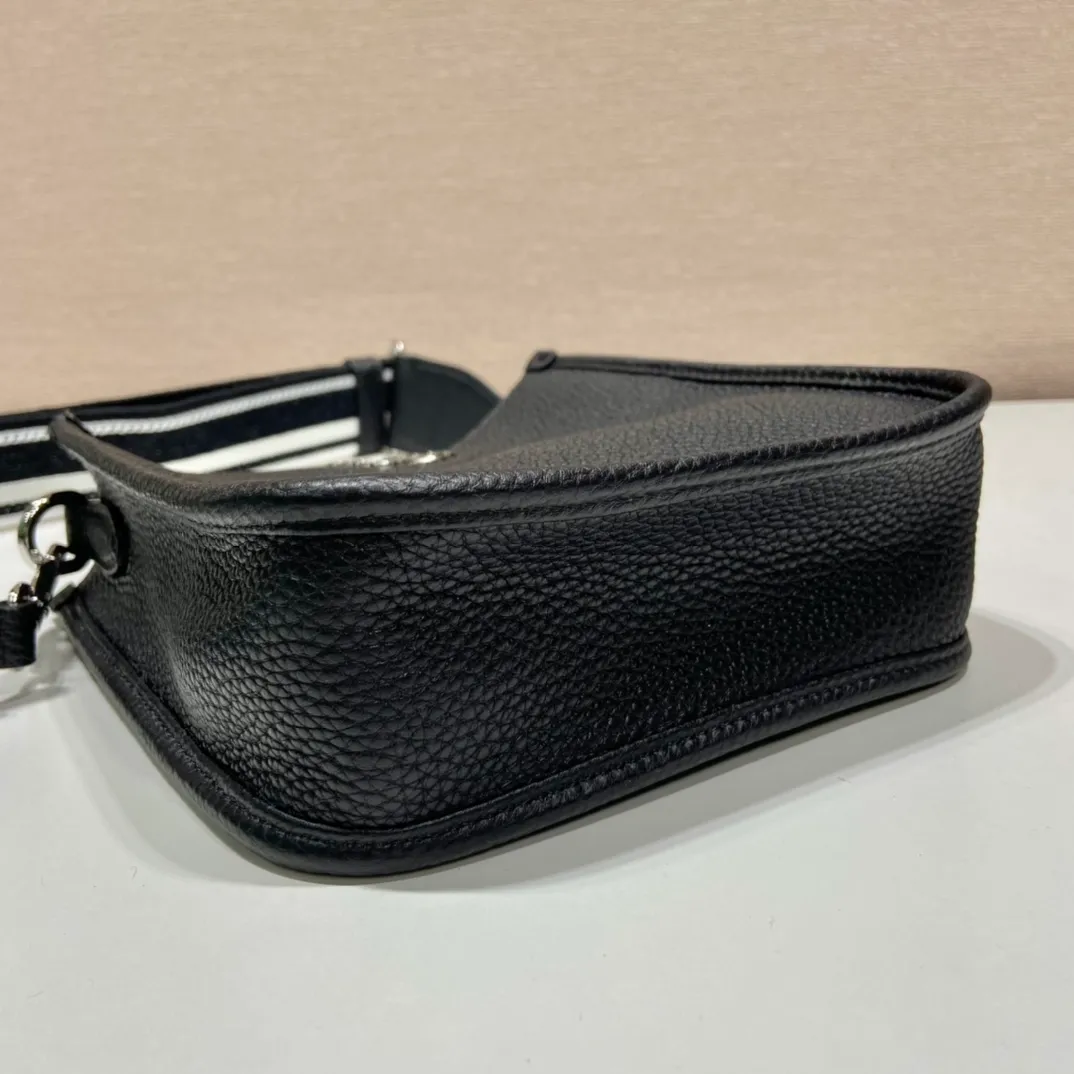 💰1600👏New double shoulder strap bag👏1BH191/tote bag This leather mini shoulder bag has a simple design. A metallic triangle logo on the front adds signature tone. Equipped with detachable logo-printed webbing and leather shoulder straps, it can be exchanged at any time for different outfits and occasions😘😘to highlight its modern style. High fashion is the main fashion for daily matching. Hurry up and get it, it’s so beautiful👏👏 Length 19x height 20x bottom 6cm