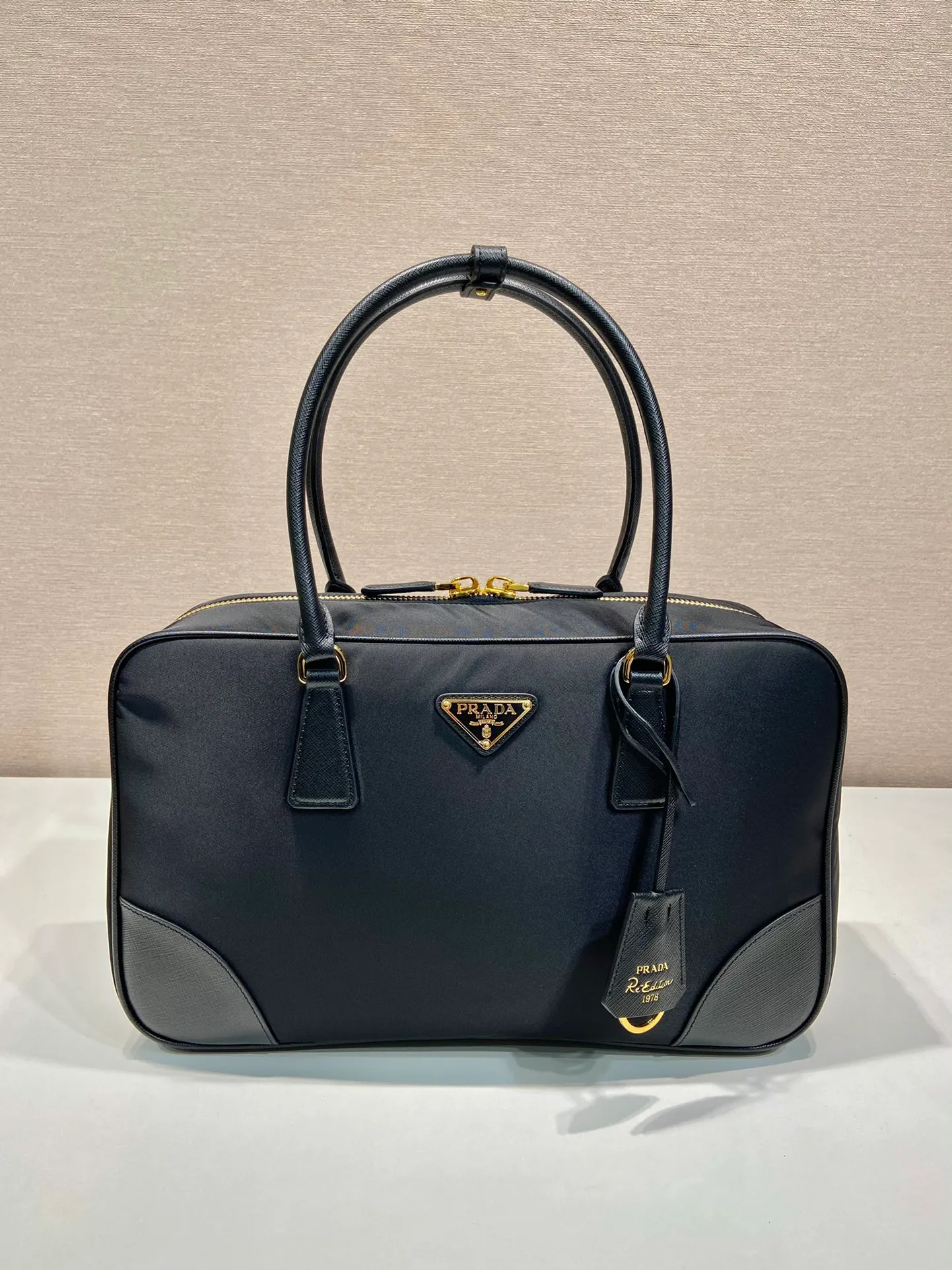 💰1520🎉New second-hand bag🎉1BB114 large🎉🎉 This double handle handbag is made of regenerated nylon, incorporating unique style elements and exquisite Saffiano leather details, completely subverting people's traditional perception of luxury goods. Practical design embellishments and exquisite details add a unique charm. Large capacity, practical and elegant👏Another popular style that will never go out of style🎉🎉 Length 35x Height 21.5x Bottom 10cm👏👏👏🎉🎉🎉