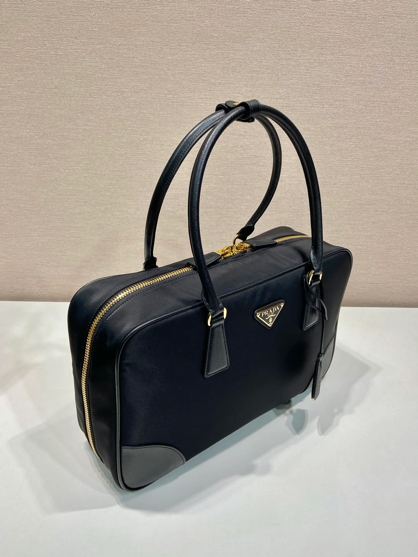 💰1520🎉New second-hand bag🎉1BB114 large🎉🎉 This double handle handbag is made of regenerated nylon, incorporating unique style elements and exquisite Saffiano leather details, completely subverting people's traditional perception of luxury goods. Practical design embellishments and exquisite details add a unique charm. Large capacity, practical and elegant👏Another popular style that will never go out of style🎉🎉 Length 35x Height 21.5x Bottom 10cm👏👏👏🎉🎉🎉