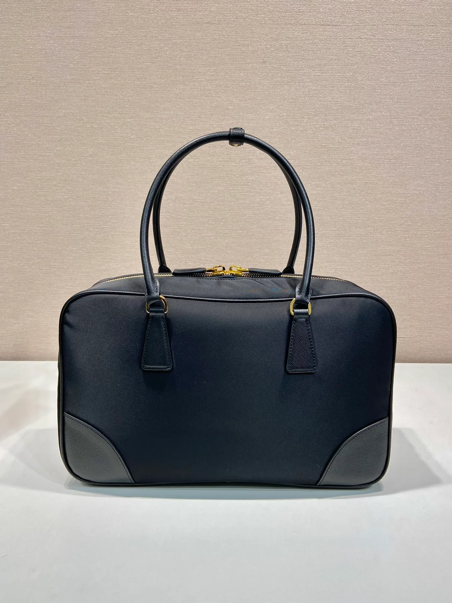 💰1520🎉New second-hand bag🎉1BB114 large🎉🎉 This double handle handbag is made of regenerated nylon, incorporating unique style elements and exquisite Saffiano leather details, completely subverting people's traditional perception of luxury goods. Practical design embellishments and exquisite details add a unique charm. Large capacity, practical and elegant👏Another popular style that will never go out of style🎉🎉 Length 35x Height 21.5x Bottom 10cm👏👏👏🎉🎉🎉