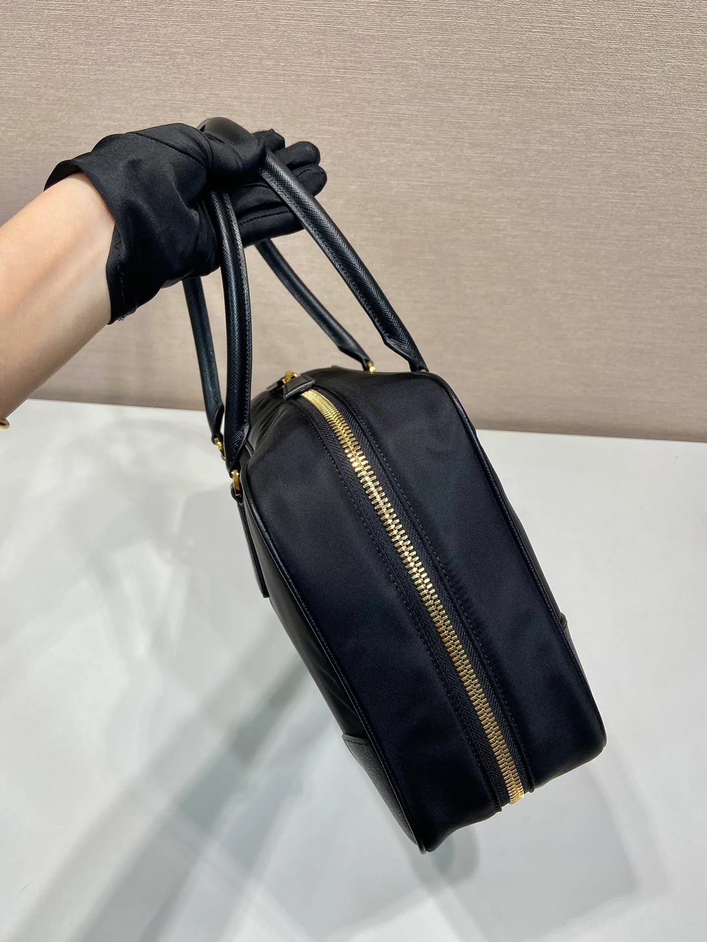 💰1520🎉New second-hand bag🎉1BB114 large🎉🎉 This double handle handbag is made of regenerated nylon, incorporating unique style elements and exquisite Saffiano leather details, completely subverting people's traditional perception of luxury goods. Practical design embellishments and exquisite details add a unique charm. Large capacity, practical and elegant👏Another popular style that will never go out of style🎉🎉 Length 35x Height 21.5x Bottom 10cm👏👏👏🎉🎉🎉