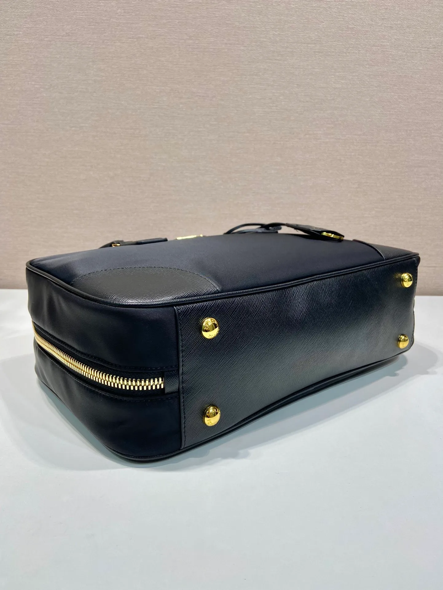 💰1520🎉New second-hand bag🎉1BB114 large🎉🎉 This double handle handbag is made of regenerated nylon, incorporating unique style elements and exquisite Saffiano leather details, completely subverting people's traditional perception of luxury goods. Practical design embellishments and exquisite details add a unique charm. Large capacity, practical and elegant👏Another popular style that will never go out of style🎉🎉 Length 35x Height 21.5x Bottom 10cm👏👏👏🎉🎉🎉