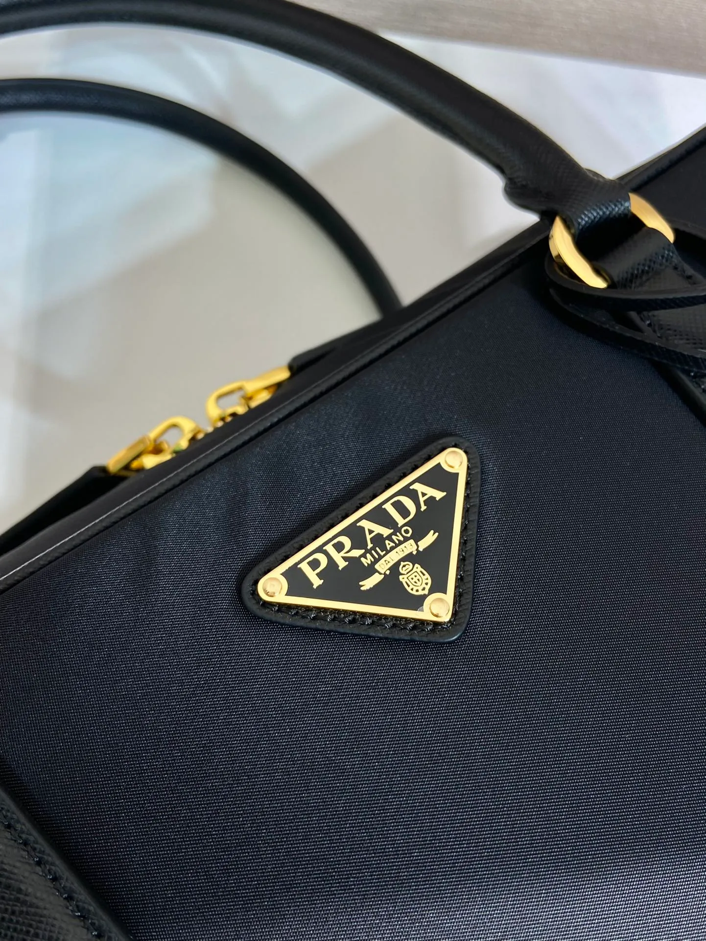 💰1520🎉New second-hand bag🎉1BB114 large🎉🎉 This double handle handbag is made of regenerated nylon, incorporating unique style elements and exquisite Saffiano leather details, completely subverting people's traditional perception of luxury goods. Practical design embellishments and exquisite details add a unique charm. Large capacity, practical and elegant👏Another popular style that will never go out of style🎉🎉 Length 35x Height 21.5x Bottom 10cm👏👏👏🎉🎉🎉