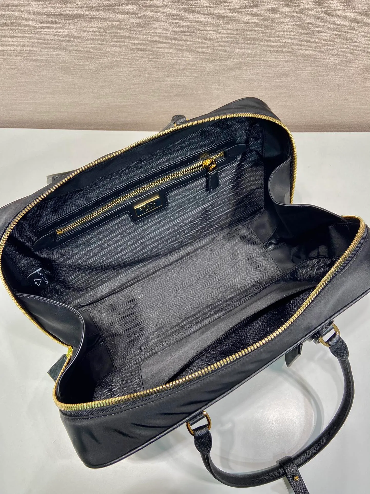 💰1520🎉New second-hand bag🎉1BB114 large🎉🎉 This double handle handbag is made of regenerated nylon, incorporating unique style elements and exquisite Saffiano leather details, completely subverting people's traditional perception of luxury goods. Practical design embellishments and exquisite details add a unique charm. Large capacity, practical and elegant👏Another popular style that will never go out of style🎉🎉 Length 35x Height 21.5x Bottom 10cm👏👏👏🎉🎉🎉