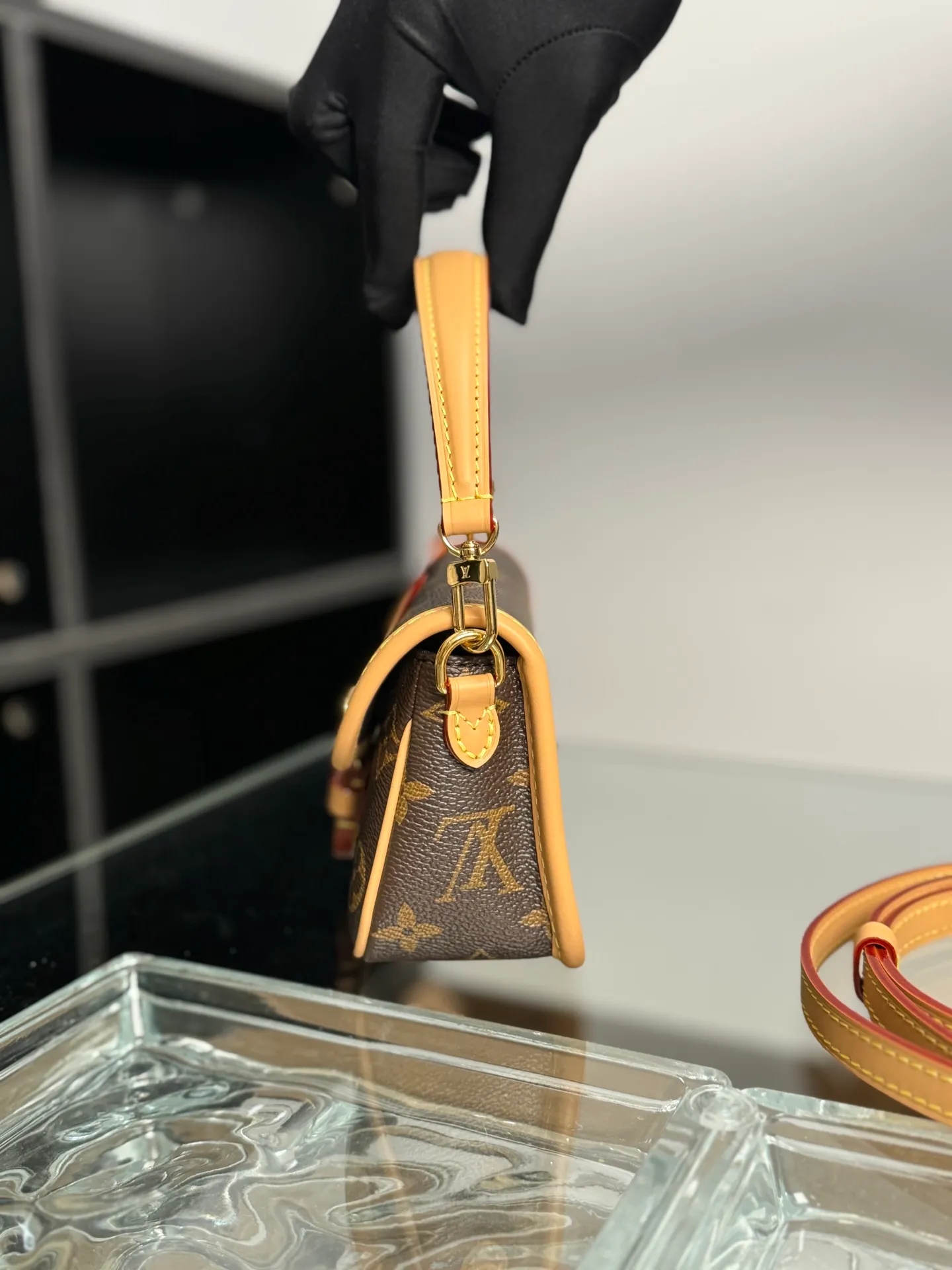 P¥940, NANO DIANE hand-made goods [100% MB special grade all-steel 163C01 chip version original leather] Model: M83298 presbyopia Material: A-grade all-steel hardware, imported original fabric Size: 19x10.5x6CM