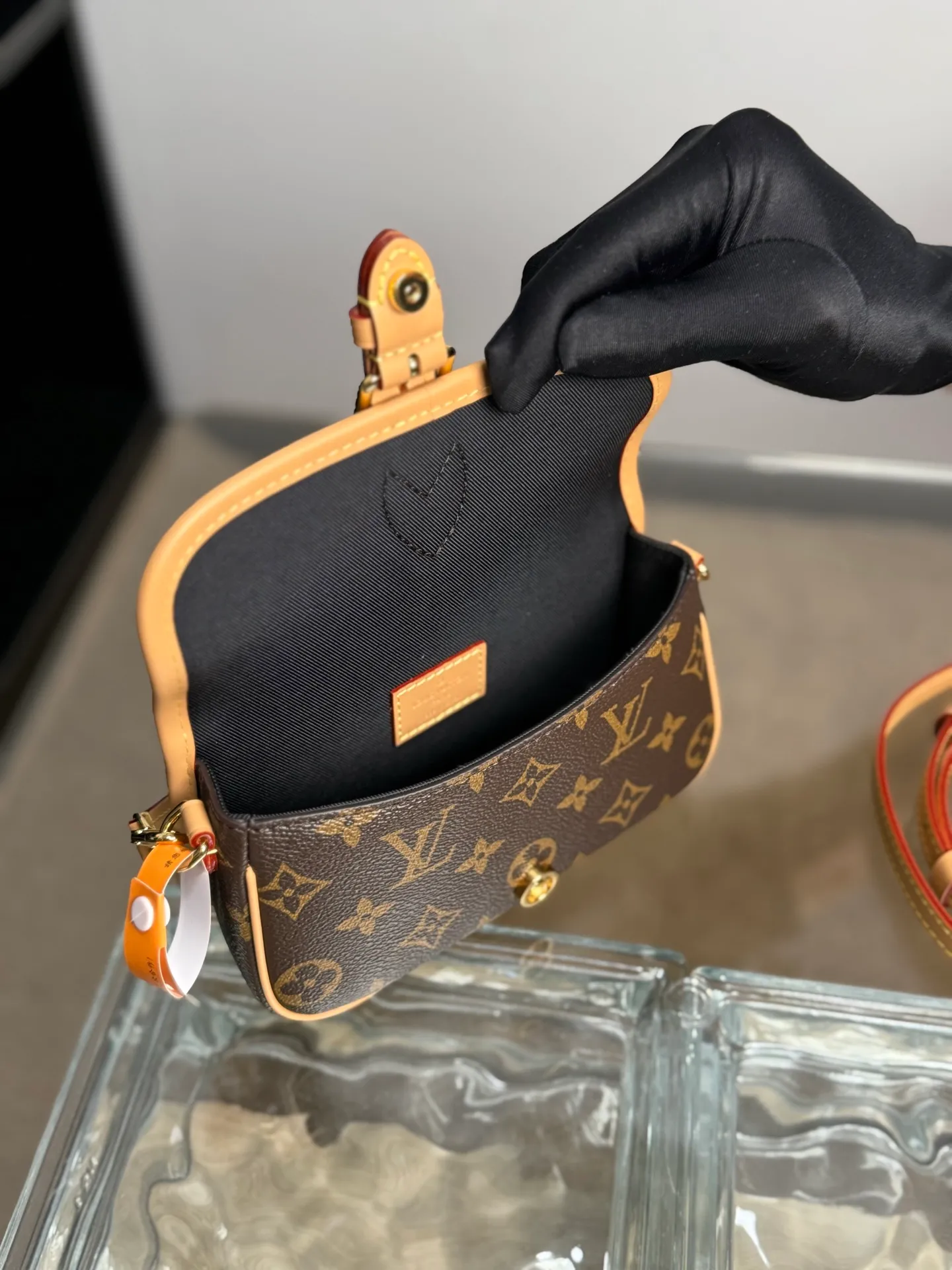 P¥940, NANO DIANE hand-made goods [100% MB special grade all-steel 163C01 chip version original leather] Model: M83298 presbyopia Material: A-grade all-steel hardware, imported original fabric Size: 19x10.5x6CM